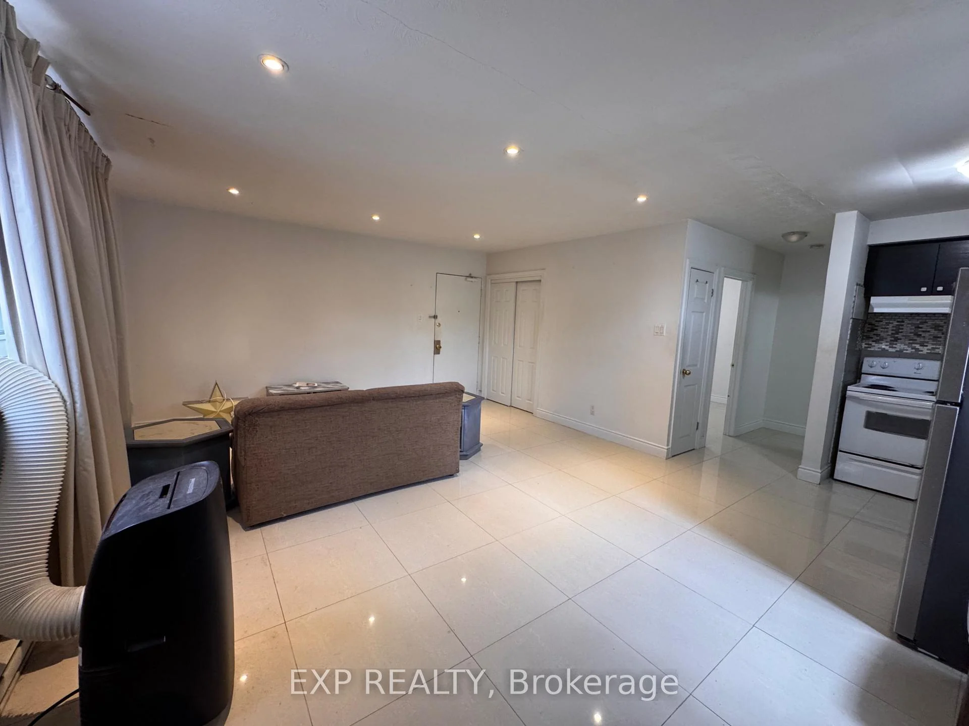 Photo 4 of Unit 3, 256 Lakeshore Road E, Mississauga, Port Credit — HOMEH