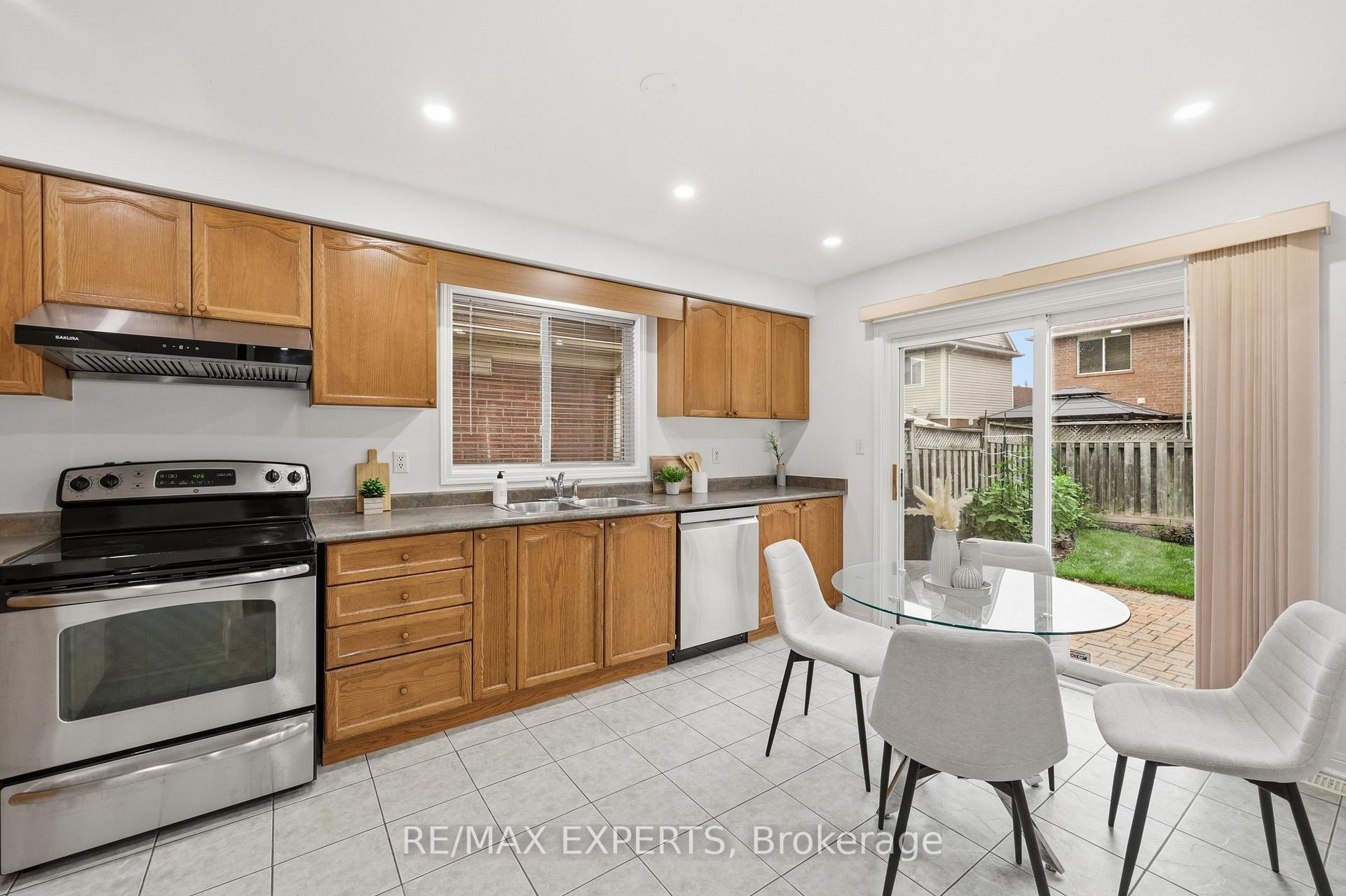 Photo 6 of 554 Caverhill Crescent, Milton, Clarke — HOMEH