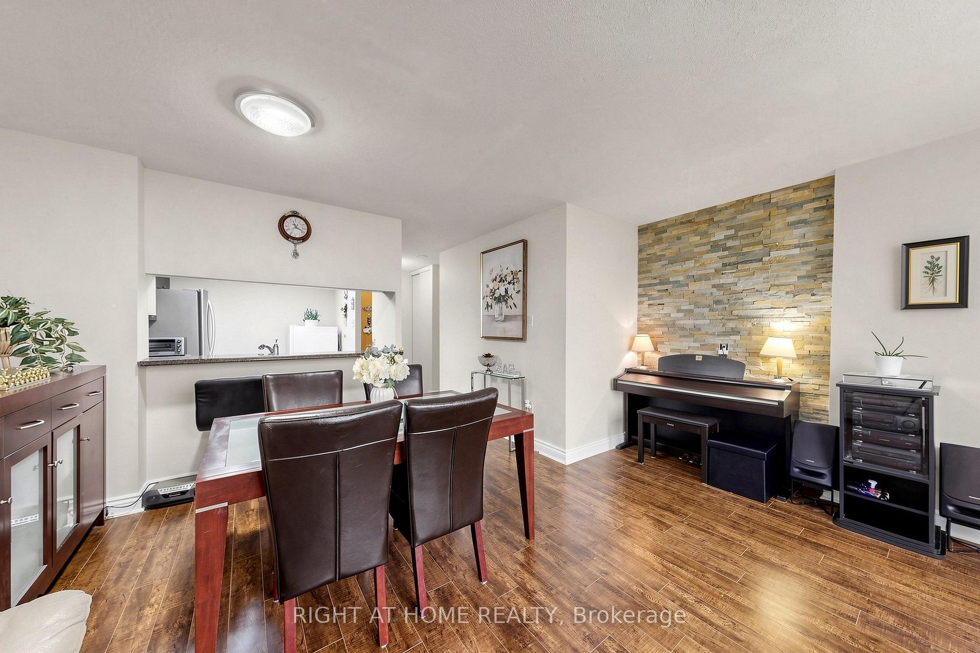 Photo 3 of Unit PH9, 300 Webb Drive, Mississauga, City Centre — HOMEH