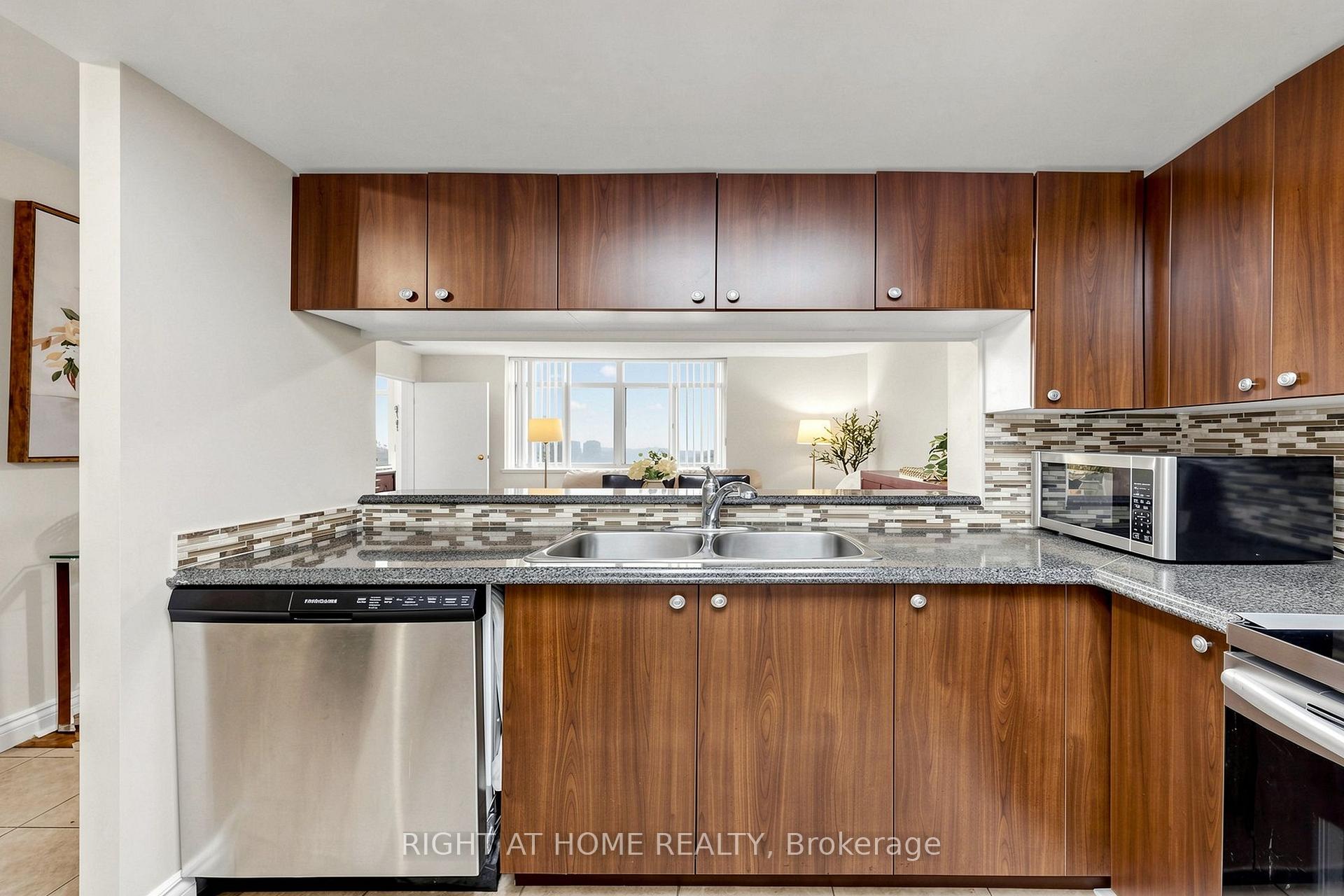 Photo 10 of Unit PH9, 300 Webb Drive, Mississauga, City Centre — HOMEH