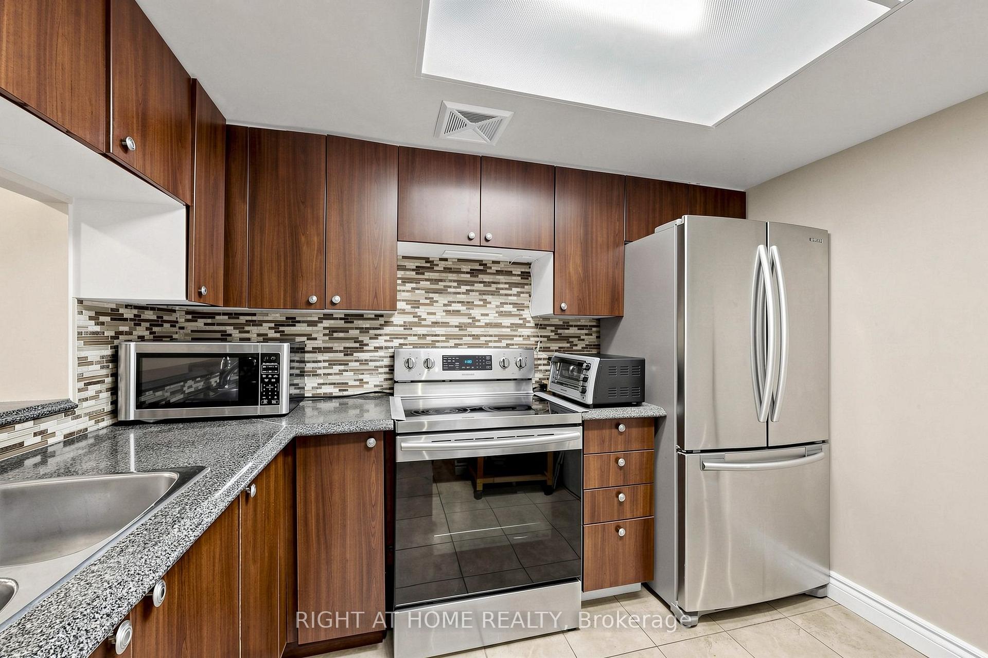 Photo 11 of Unit PH9, 300 Webb Drive, Mississauga, City Centre — HOMEH