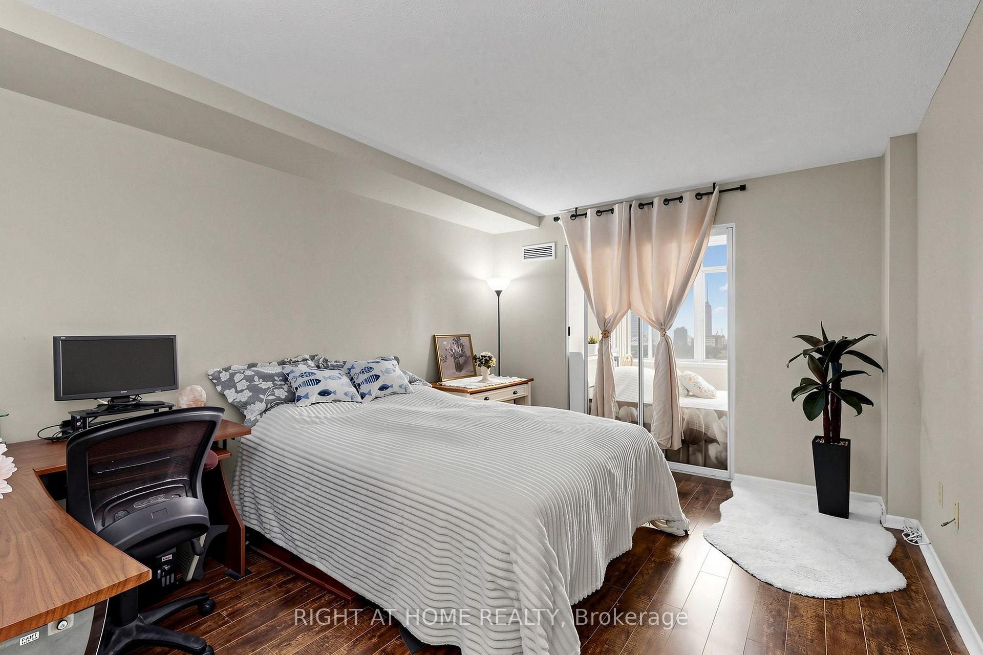 Photo 15 of Unit PH9, 300 Webb Drive, Mississauga, City Centre — HOMEH