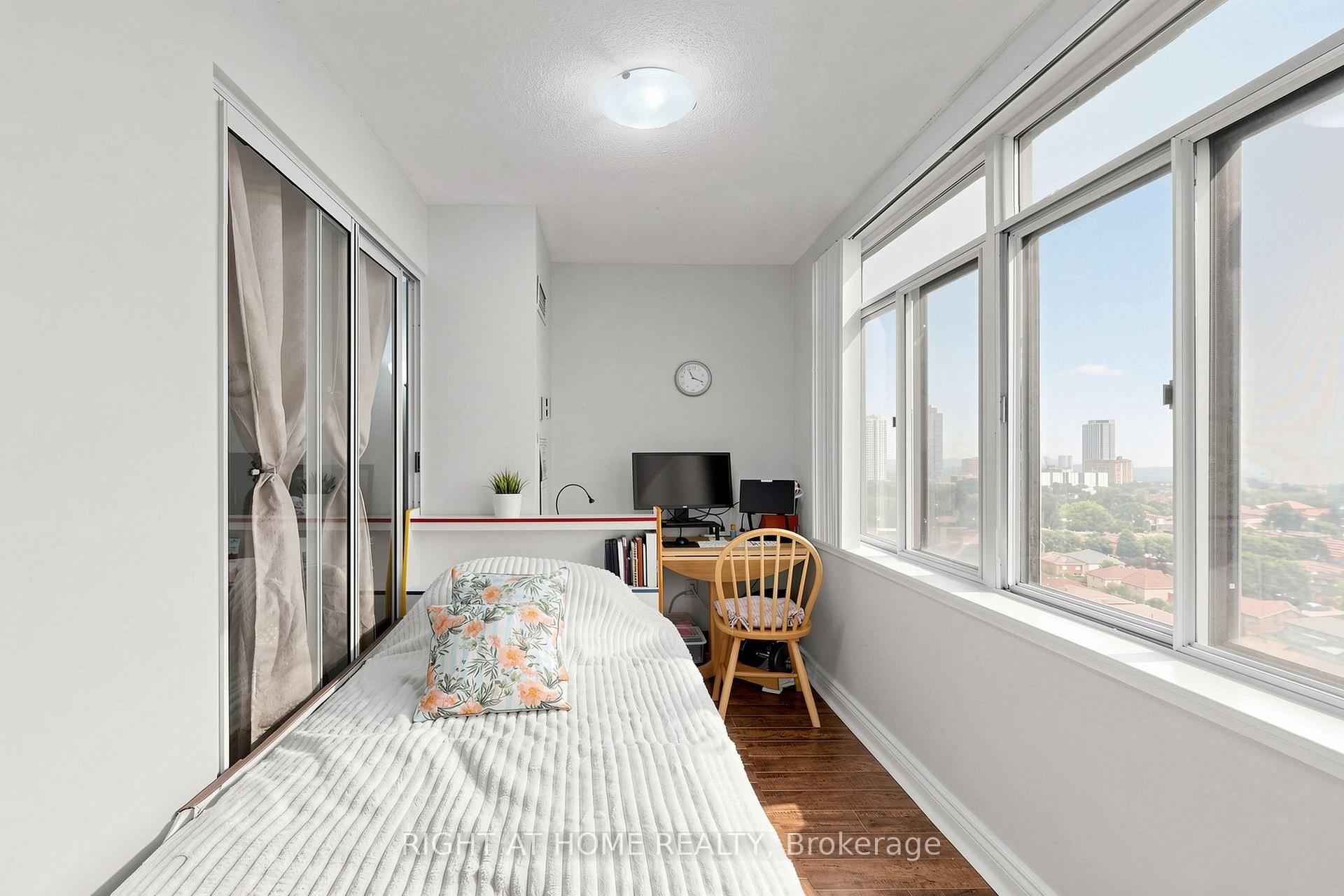 Photo 16 of Unit PH9, 300 Webb Drive, Mississauga, City Centre — HOMEH