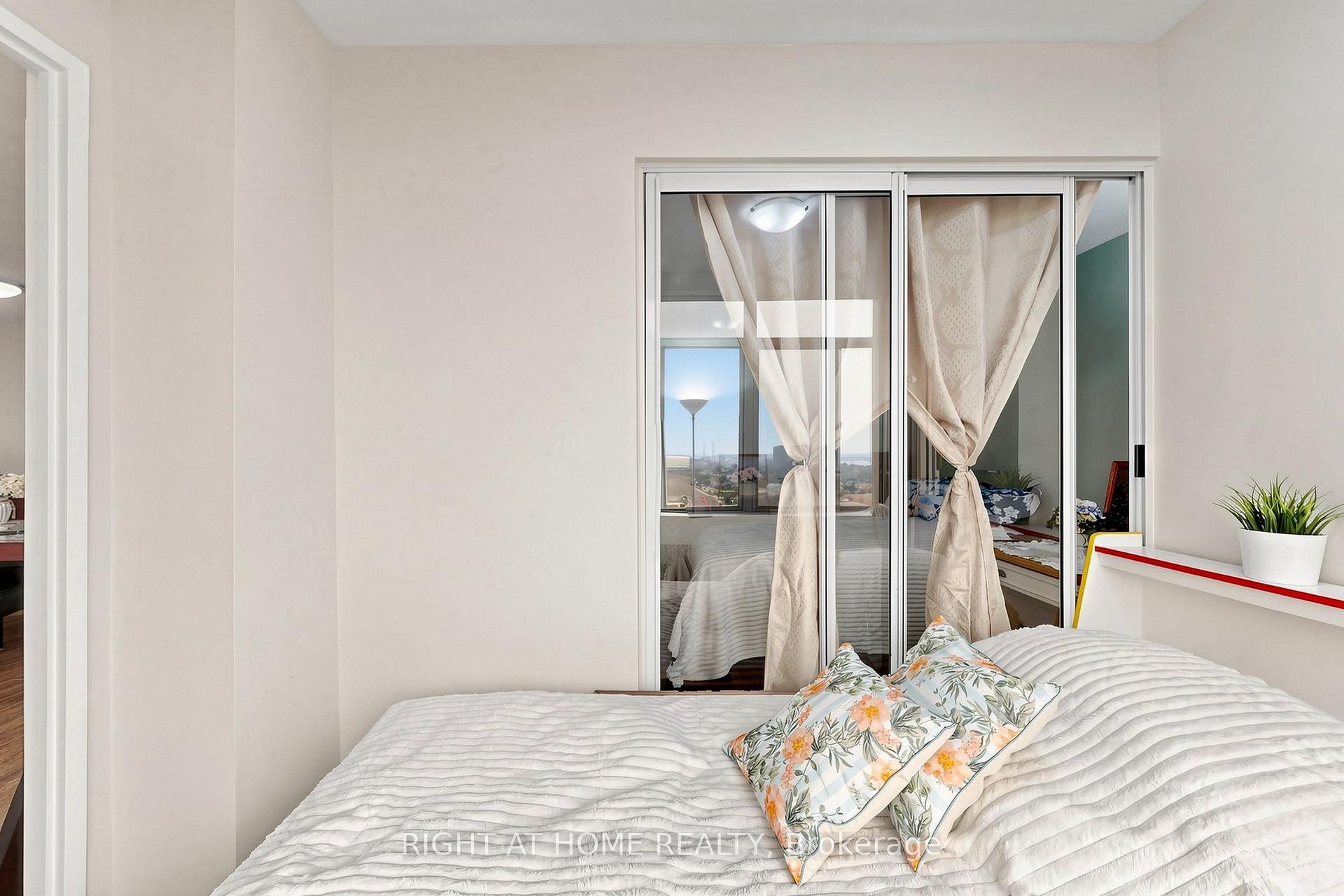 Photo 17 of Unit PH9, 300 Webb Drive, Mississauga, City Centre — HOMEH