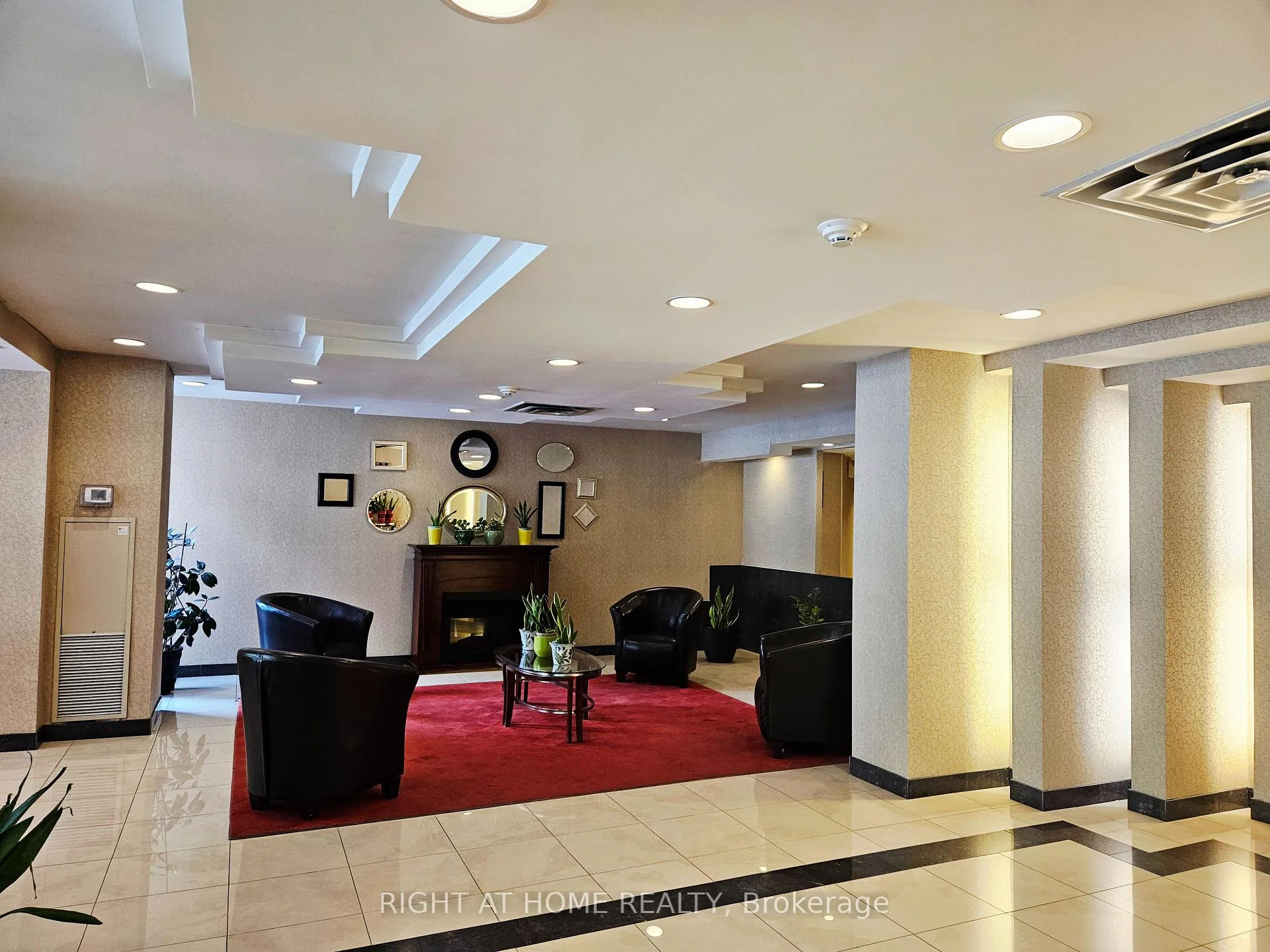 Photo 5 of Unit PH9, 300 Webb Drive, Mississauga, City Centre — HOMEH