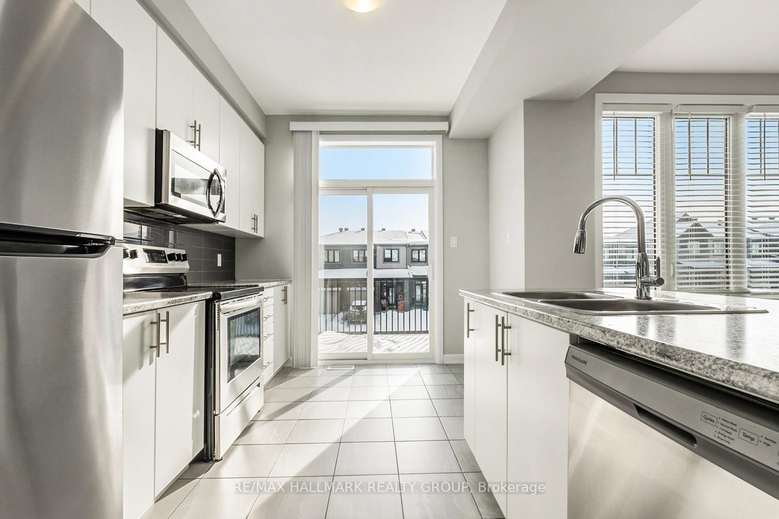 Photo 3 of 48 Teelin Circle, Ottawa, Barrhaven - Half Moon Bay — HOMEH
