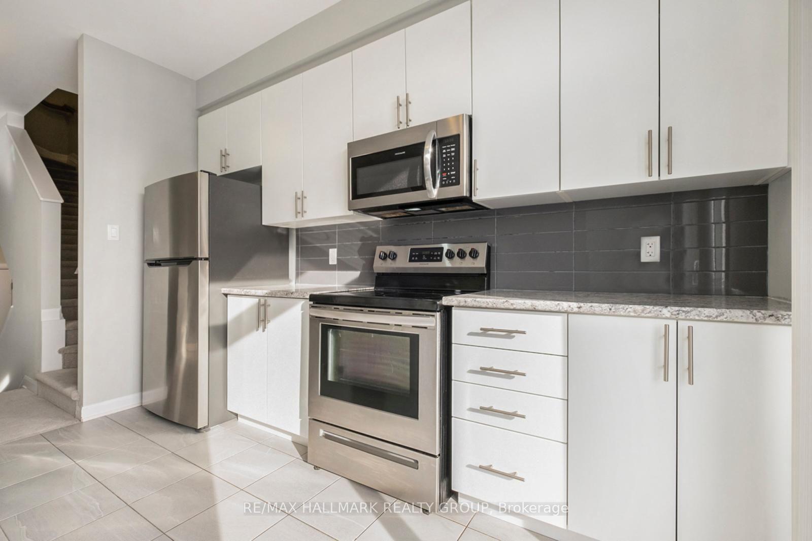 Photo 4 of 48 Teelin Circle, Ottawa, Barrhaven - Half Moon Bay — HOMEH