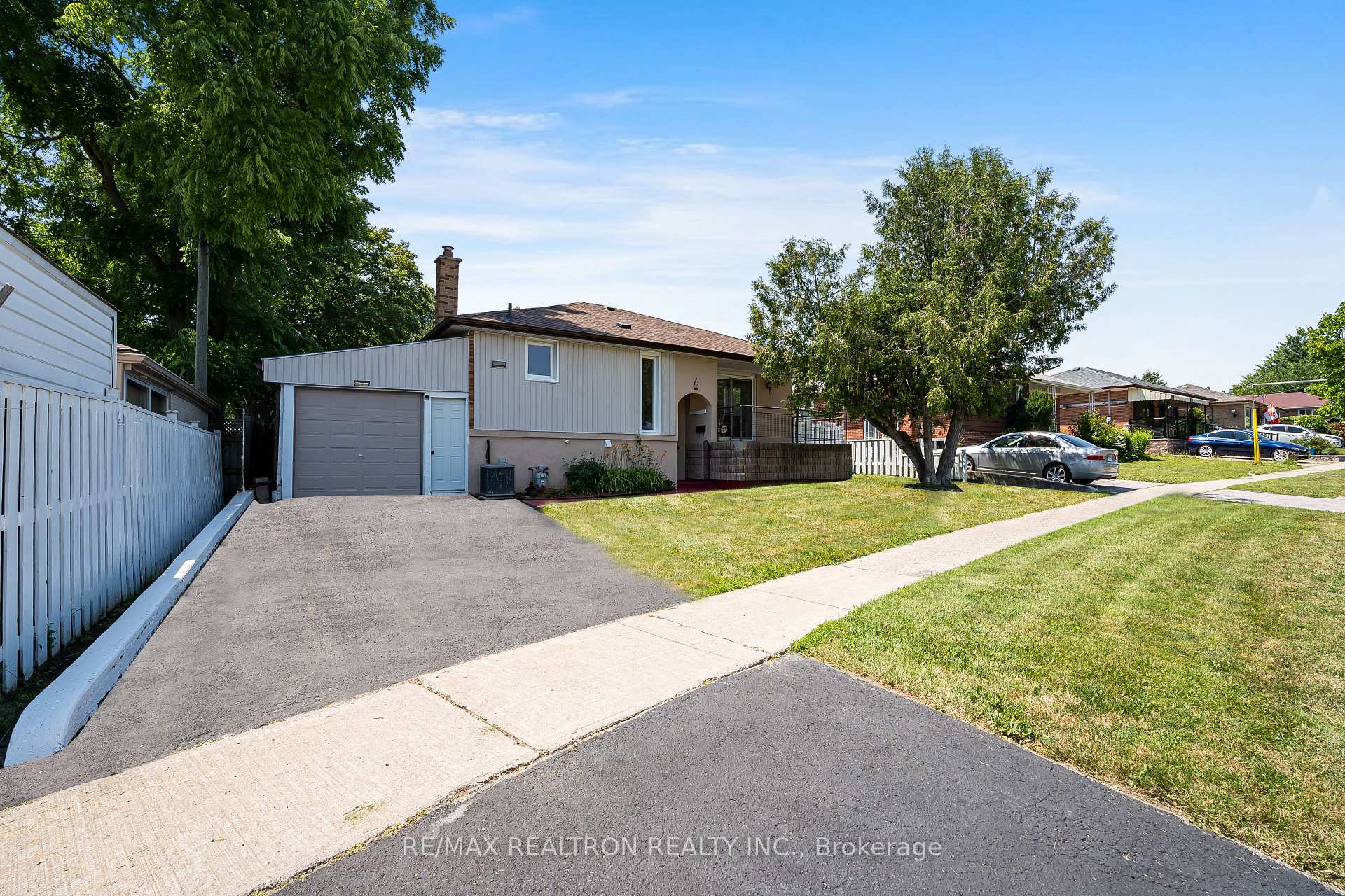 Photo 2 of 6 Stephenfrank Road, Scarborough, Bendale — HOMEH