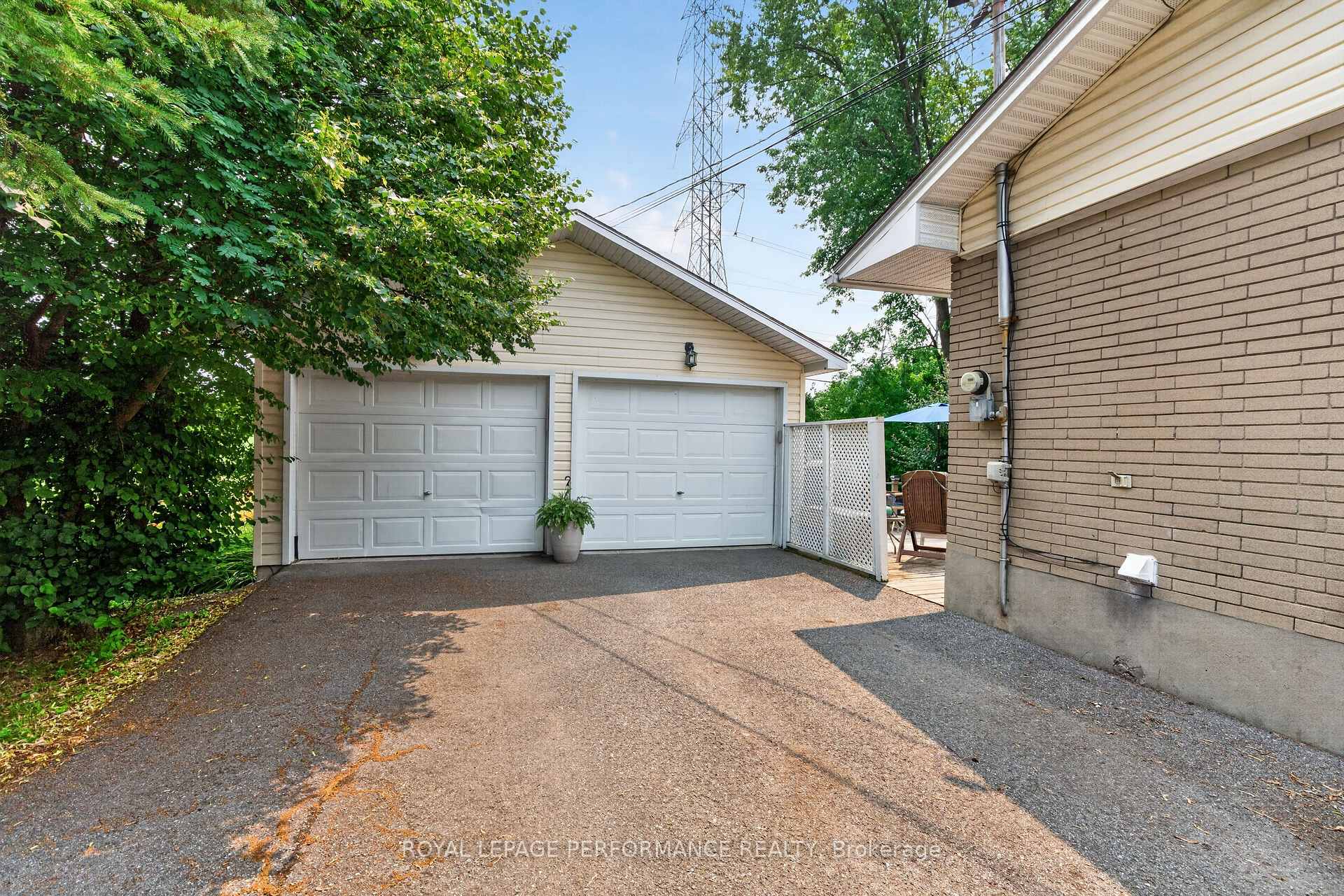 Photo 3 of 27 Ilkley Crescent, Ottawa, Manordale — HOMEH