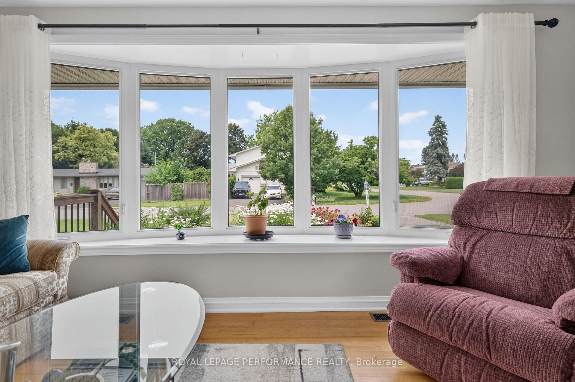 Photo 8 of 27 Ilkley Crescent, Ottawa, Manordale — HOMEH