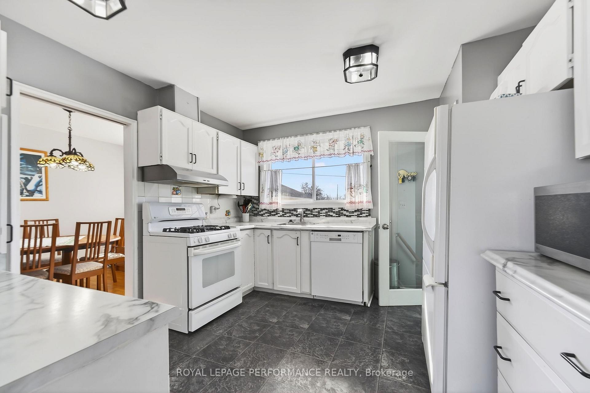 Photo 13 of 27 Ilkley Crescent, Ottawa, Manordale — HOMEH