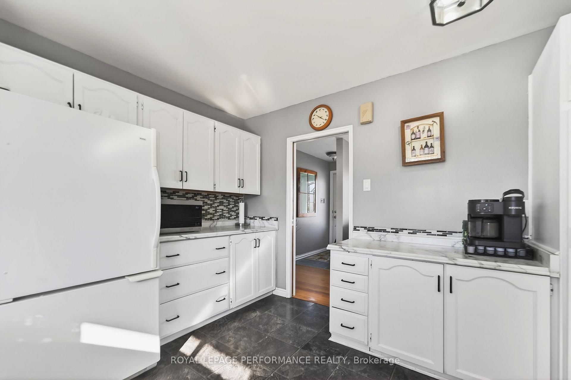 Photo 14 of 27 Ilkley Crescent, Ottawa, Manordale — HOMEH