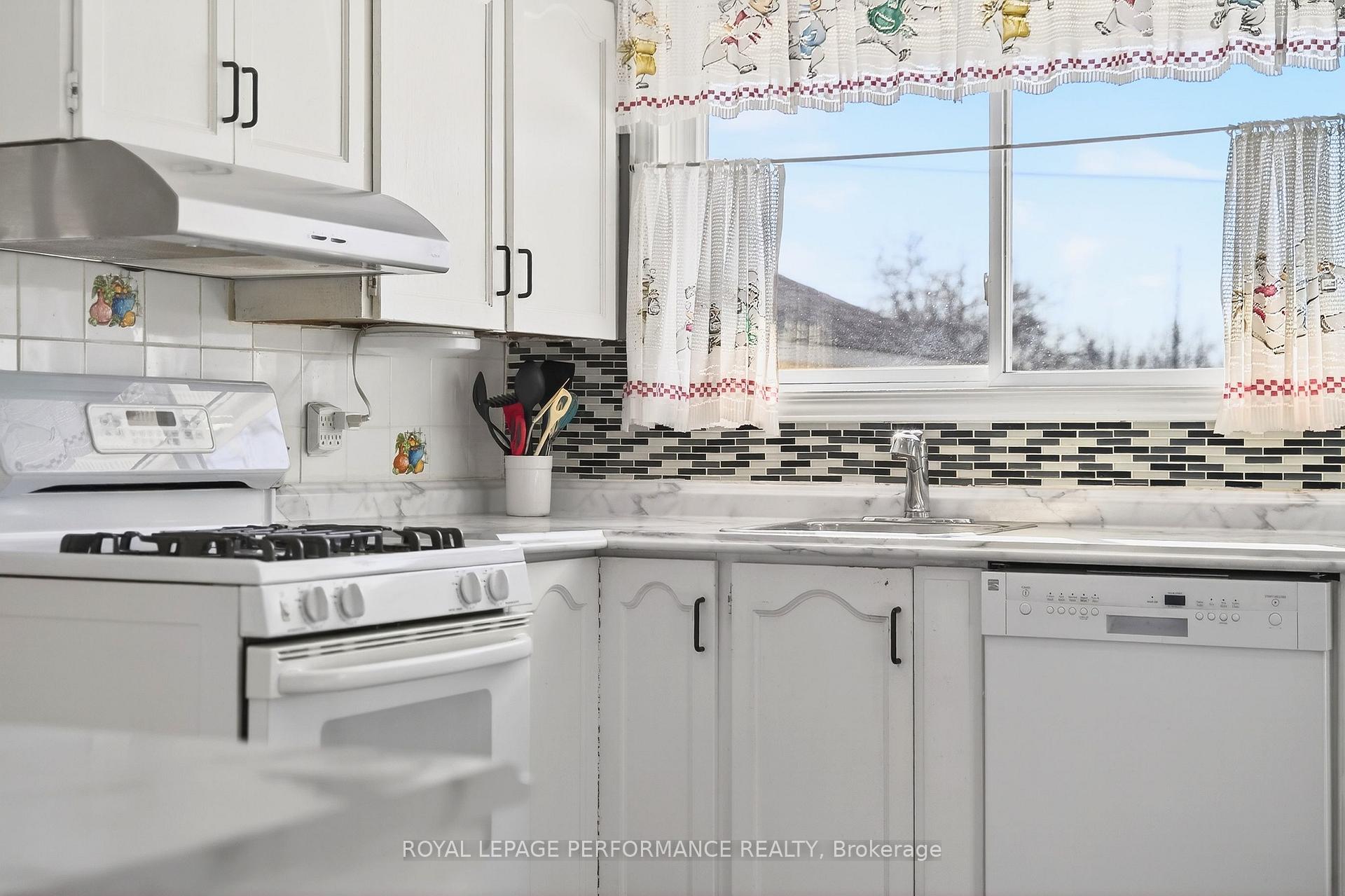Photo 15 of 27 Ilkley Crescent, Ottawa, Manordale — HOMEH