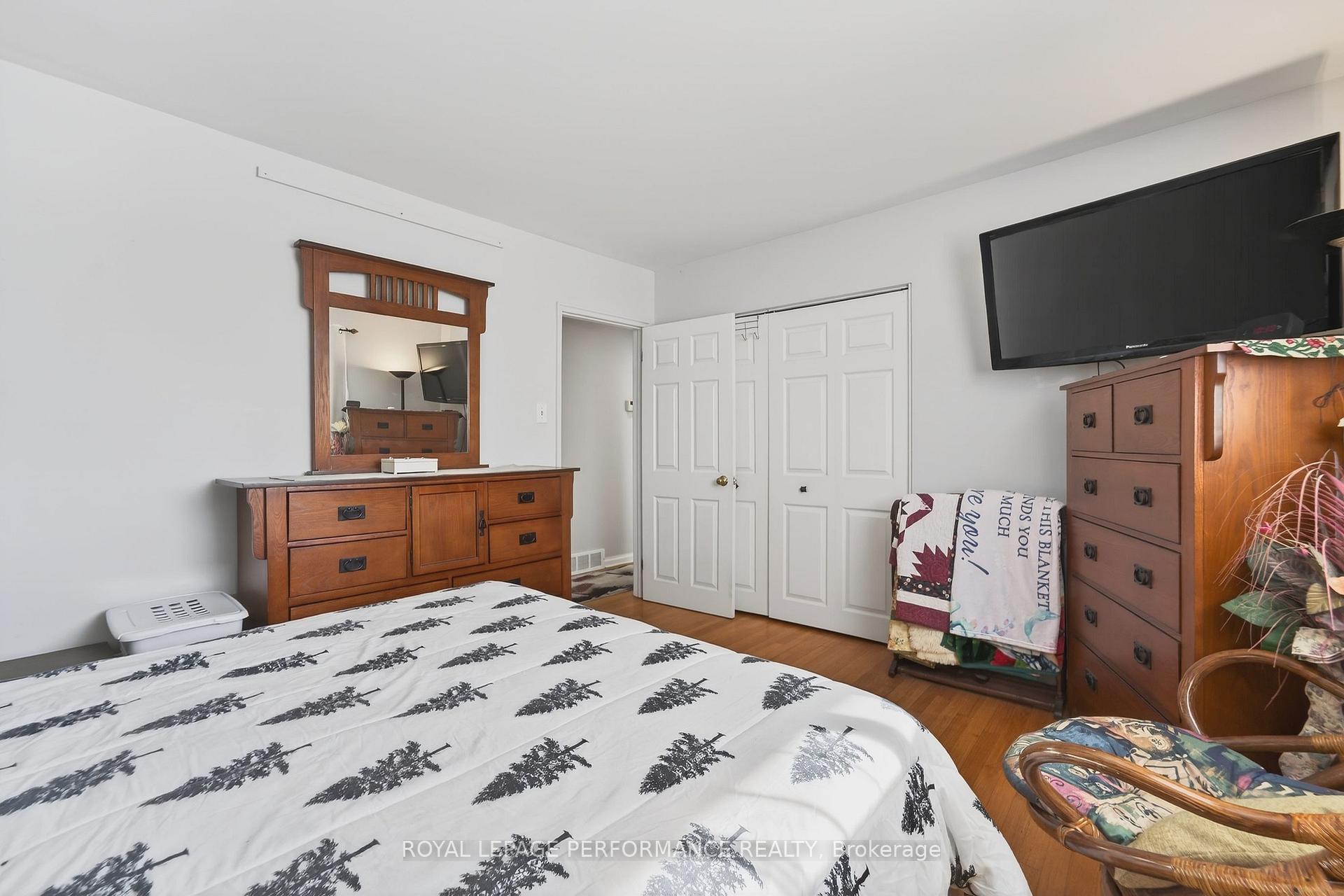 Photo 17 of 27 Ilkley Crescent, Ottawa, Manordale — HOMEH