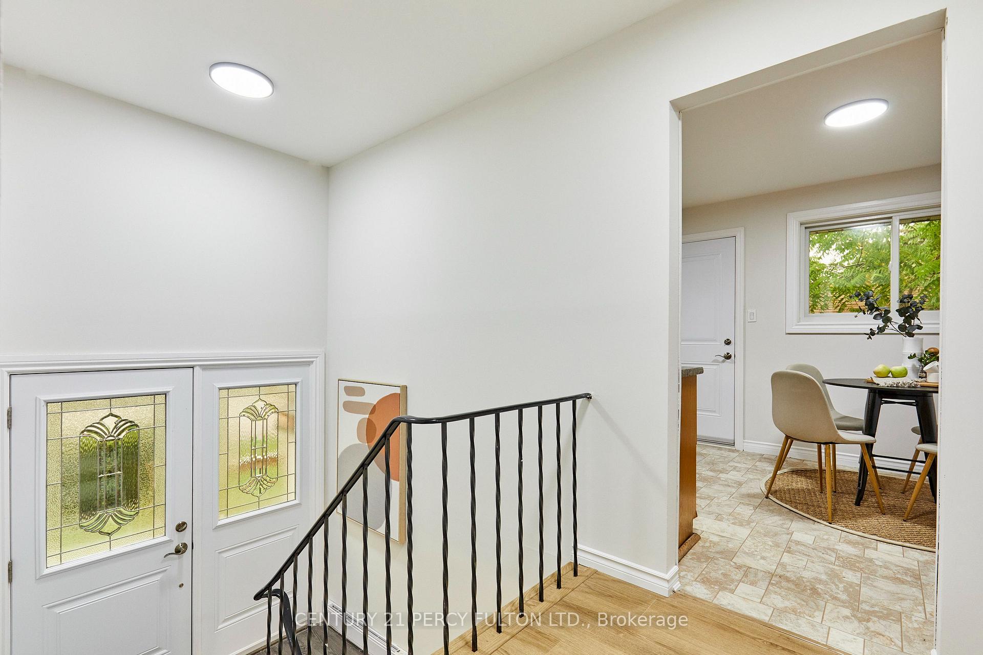 Photo 5 of 816 Carnaby Crescent, Oshawa, Centennial — HOMEH
