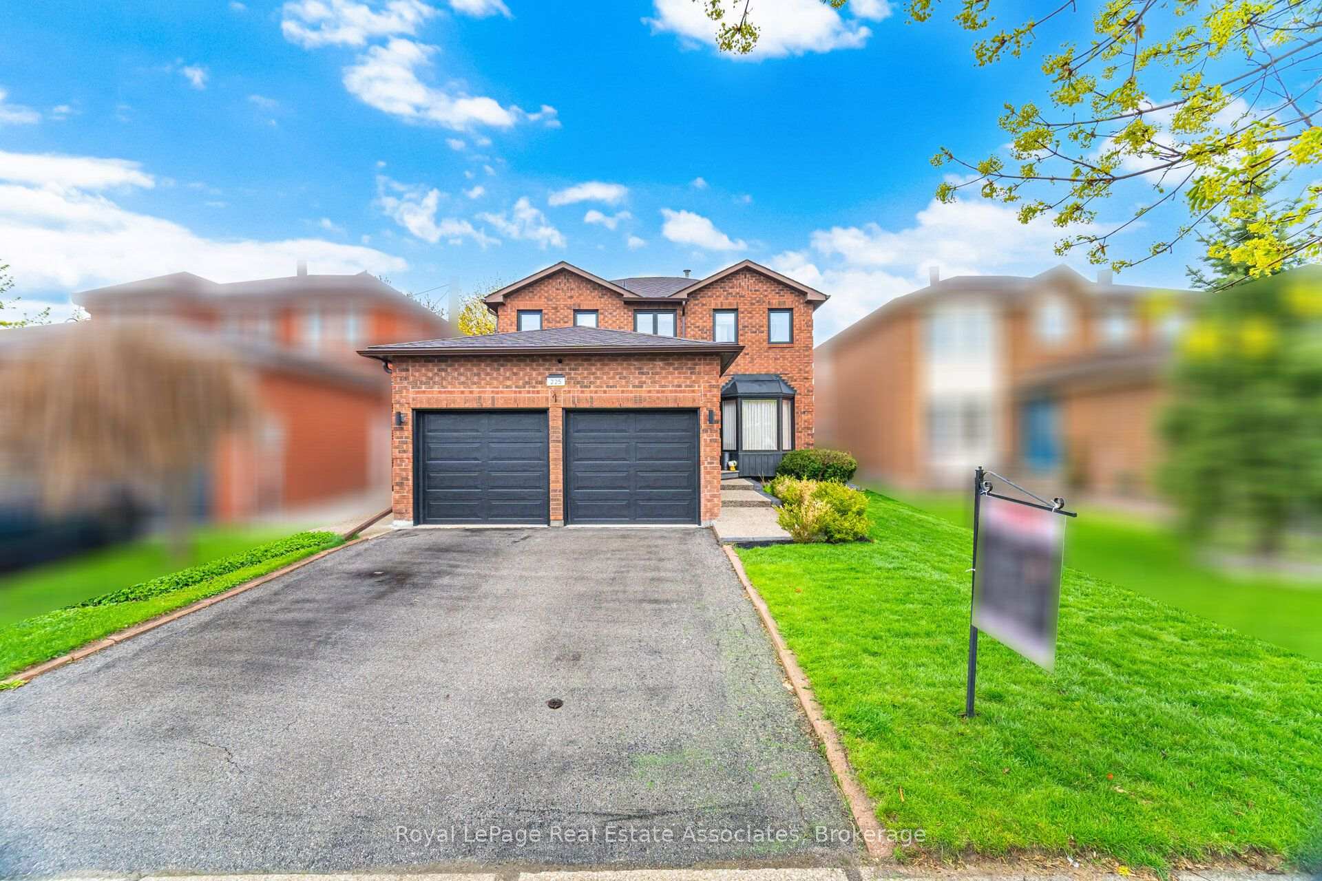 Photo 2 of 225 Barber Drive, Halton Hills, Georgetown — HOMEH