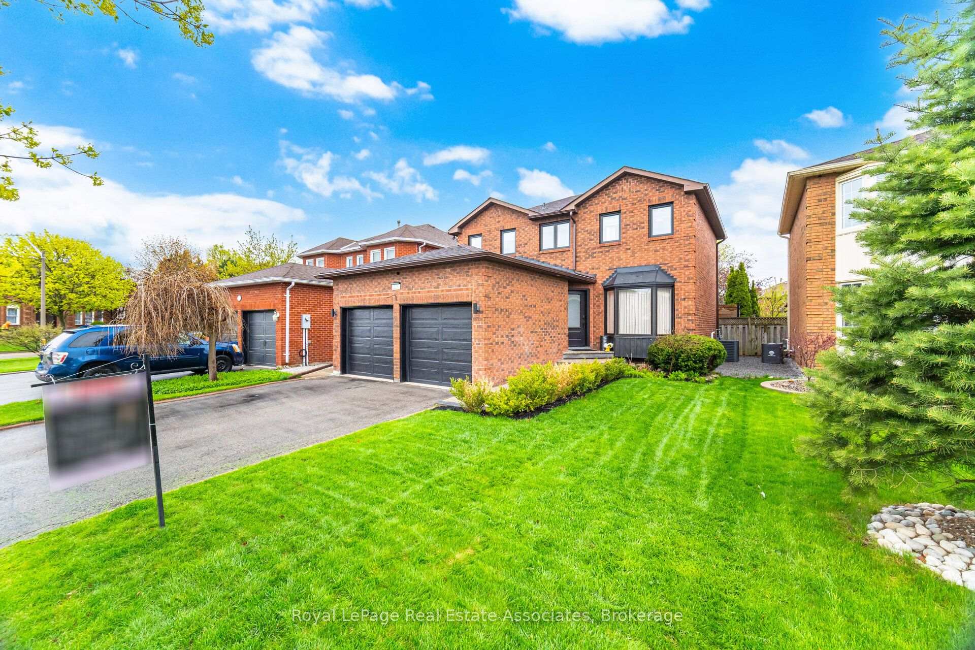 Photo 3 of 225 Barber Drive, Halton Hills, Georgetown — HOMEH