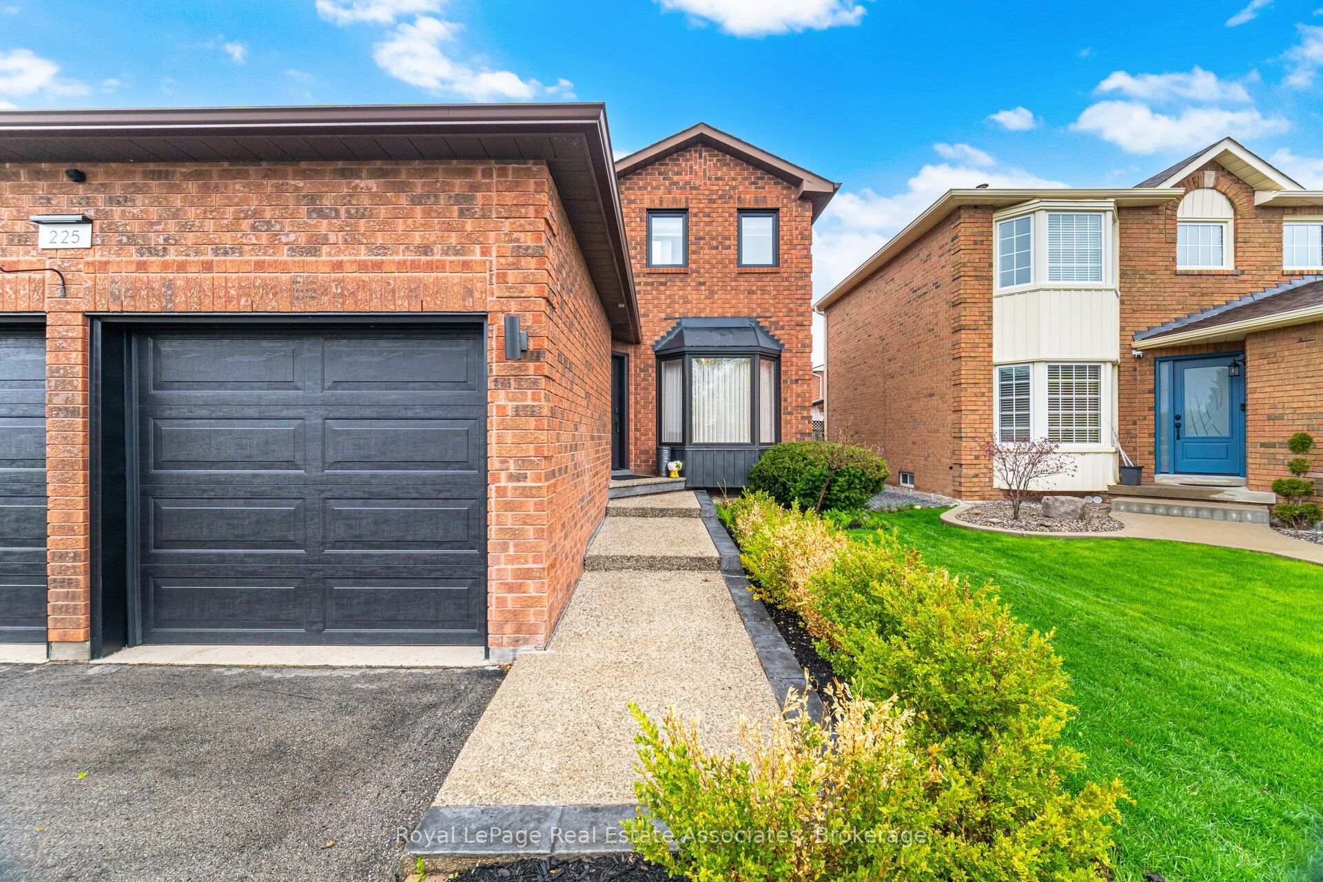 Photo 4 of 225 Barber Drive, Halton Hills, Georgetown — HOMEH