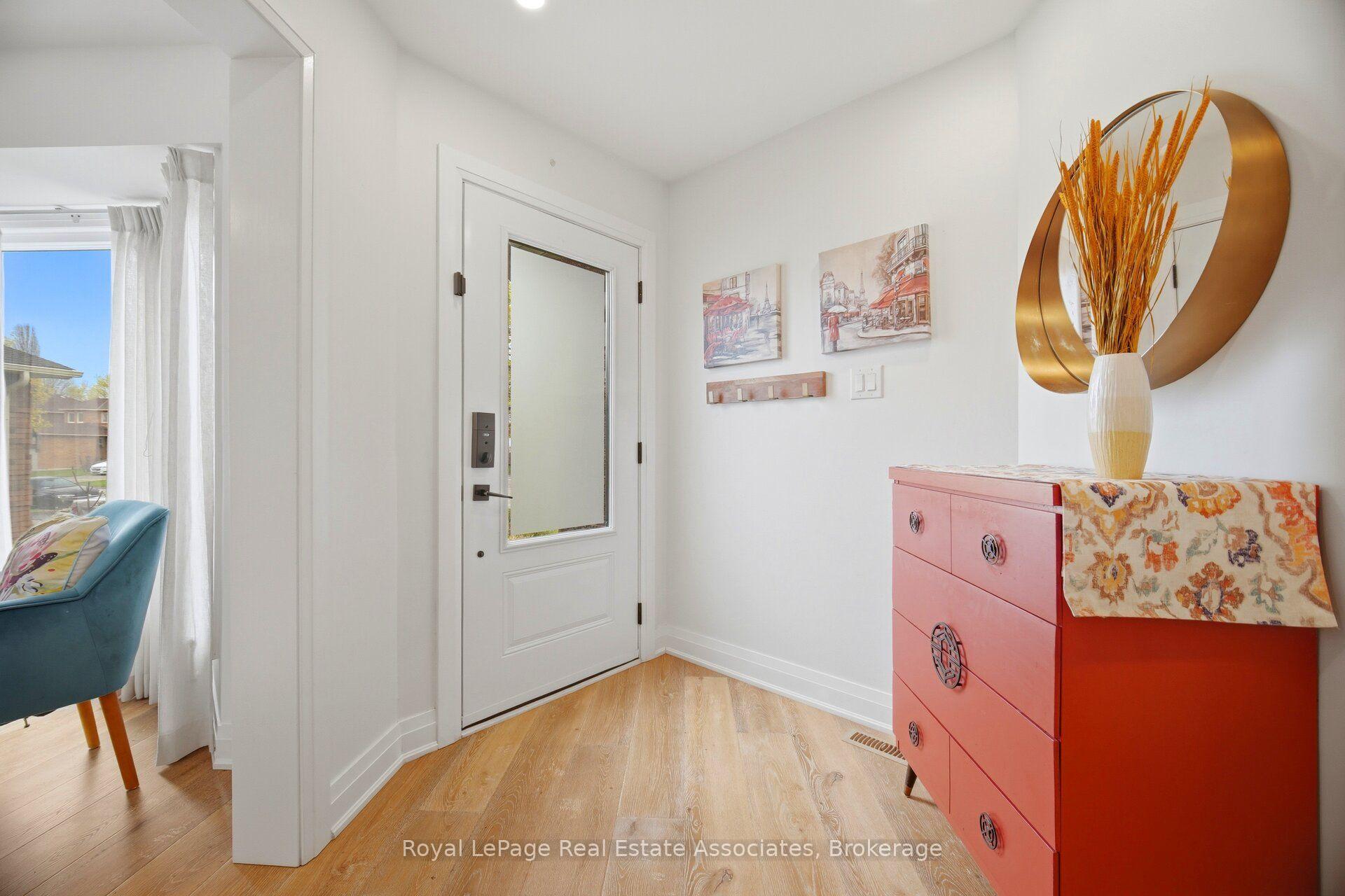 Photo 5 of 225 Barber Drive, Halton Hills, Georgetown — HOMEH