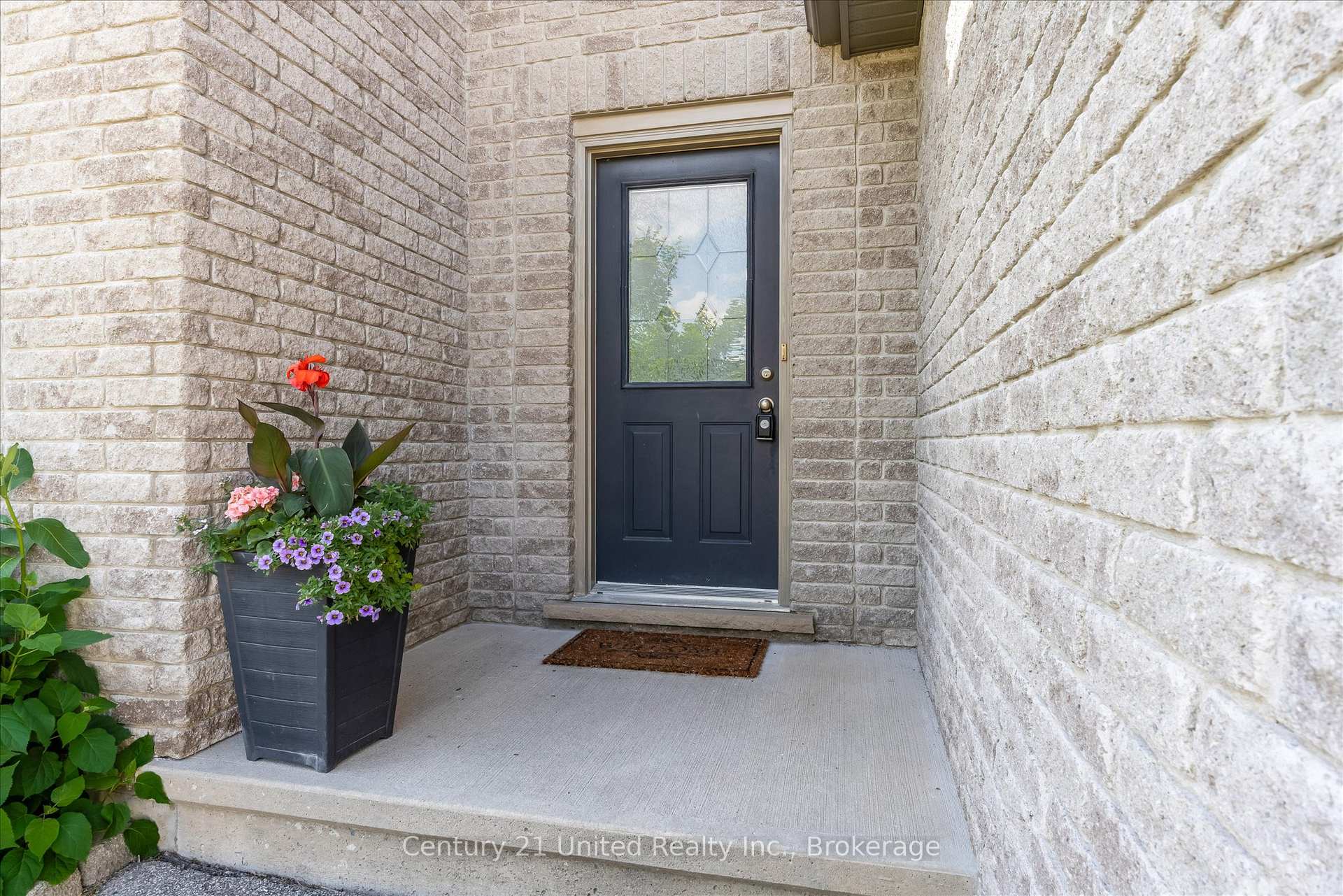 Photo 3 of 120 Donegal Drive, Brantford, West Brant — HOMEH