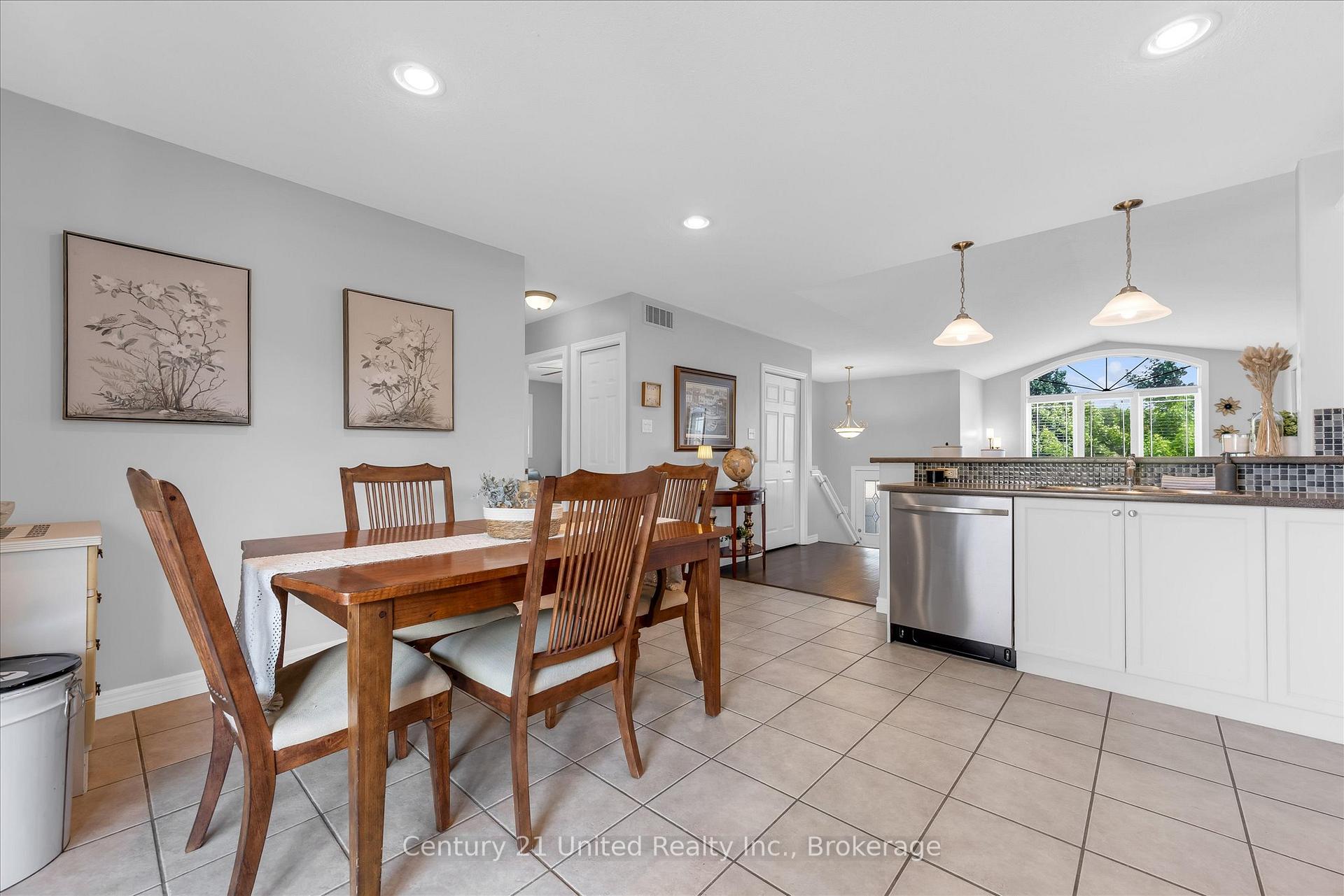 Photo 11 of 120 Donegal Drive, Brantford, West Brant — HOMEH