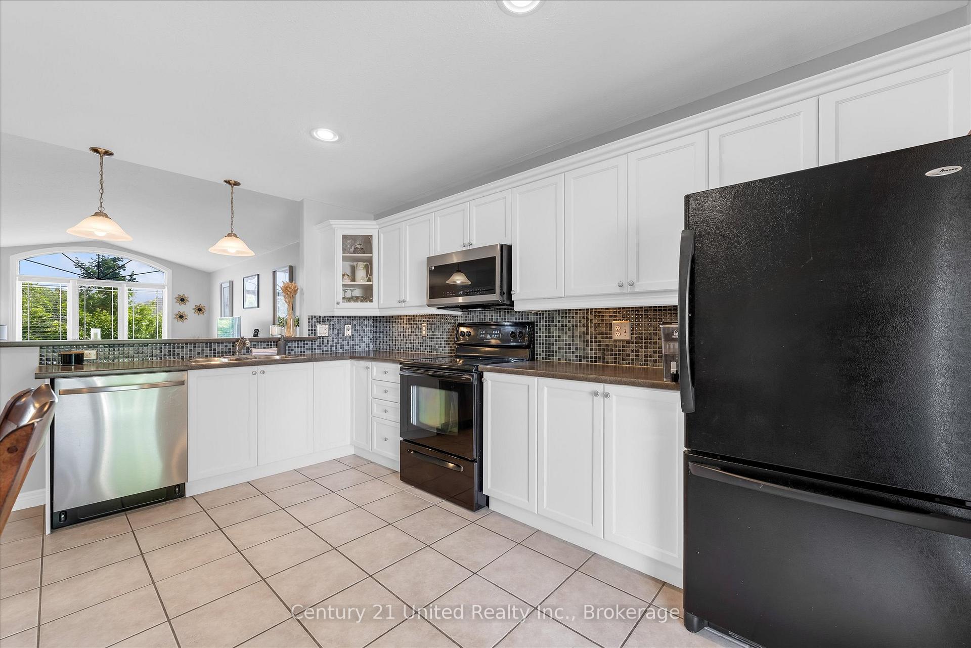 Photo 12 of 120 Donegal Drive, Brantford, West Brant — HOMEH