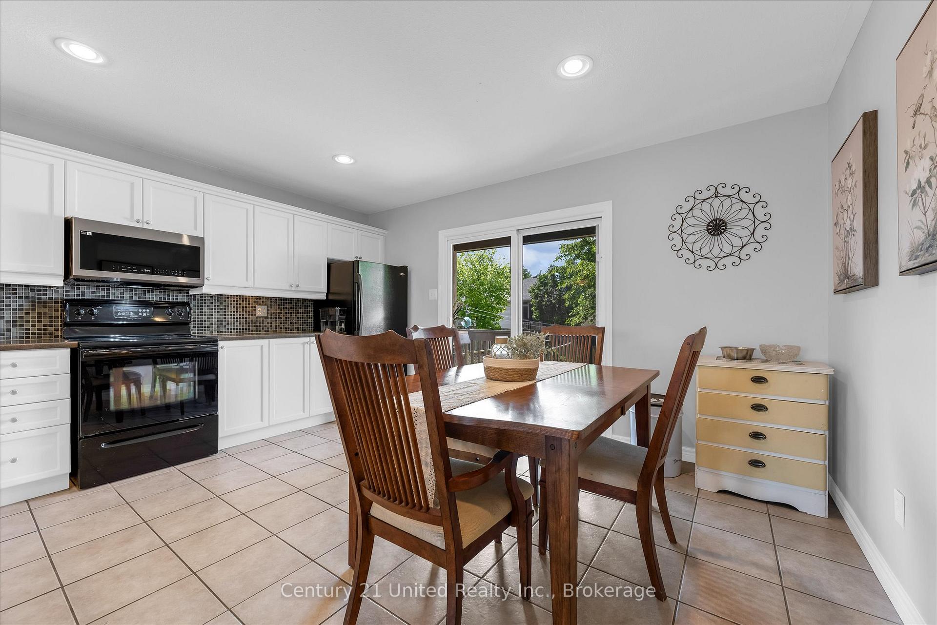 Photo 13 of 120 Donegal Drive, Brantford, West Brant — HOMEH