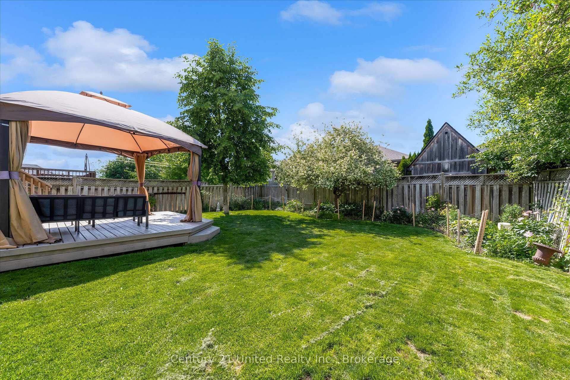 Photo 33 of 120 Donegal Drive, Brantford, West Brant — HOMEH