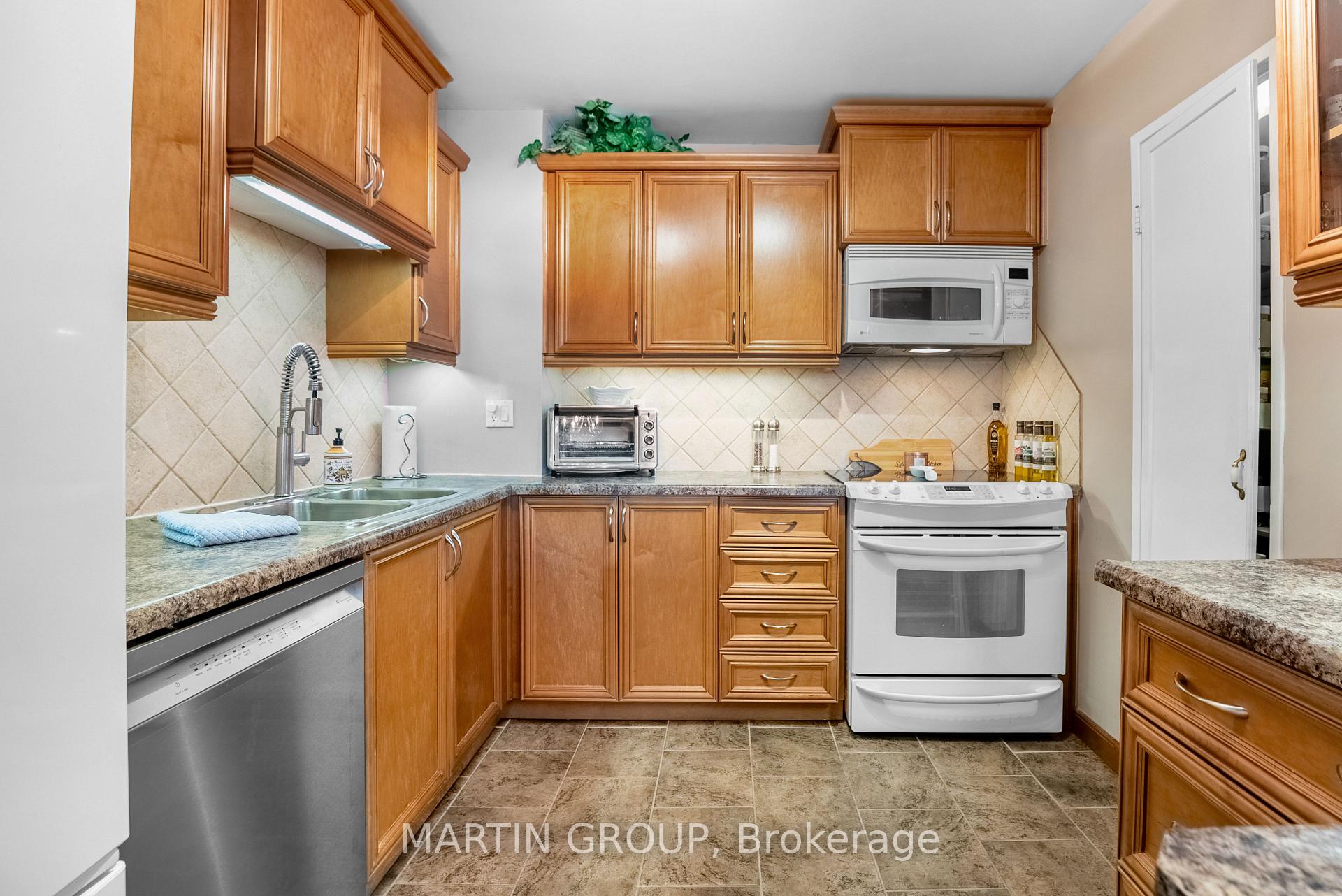Photo 13 of Unit 1406, 500 Green Road, Hamilton, Lakeshore — HOMEH