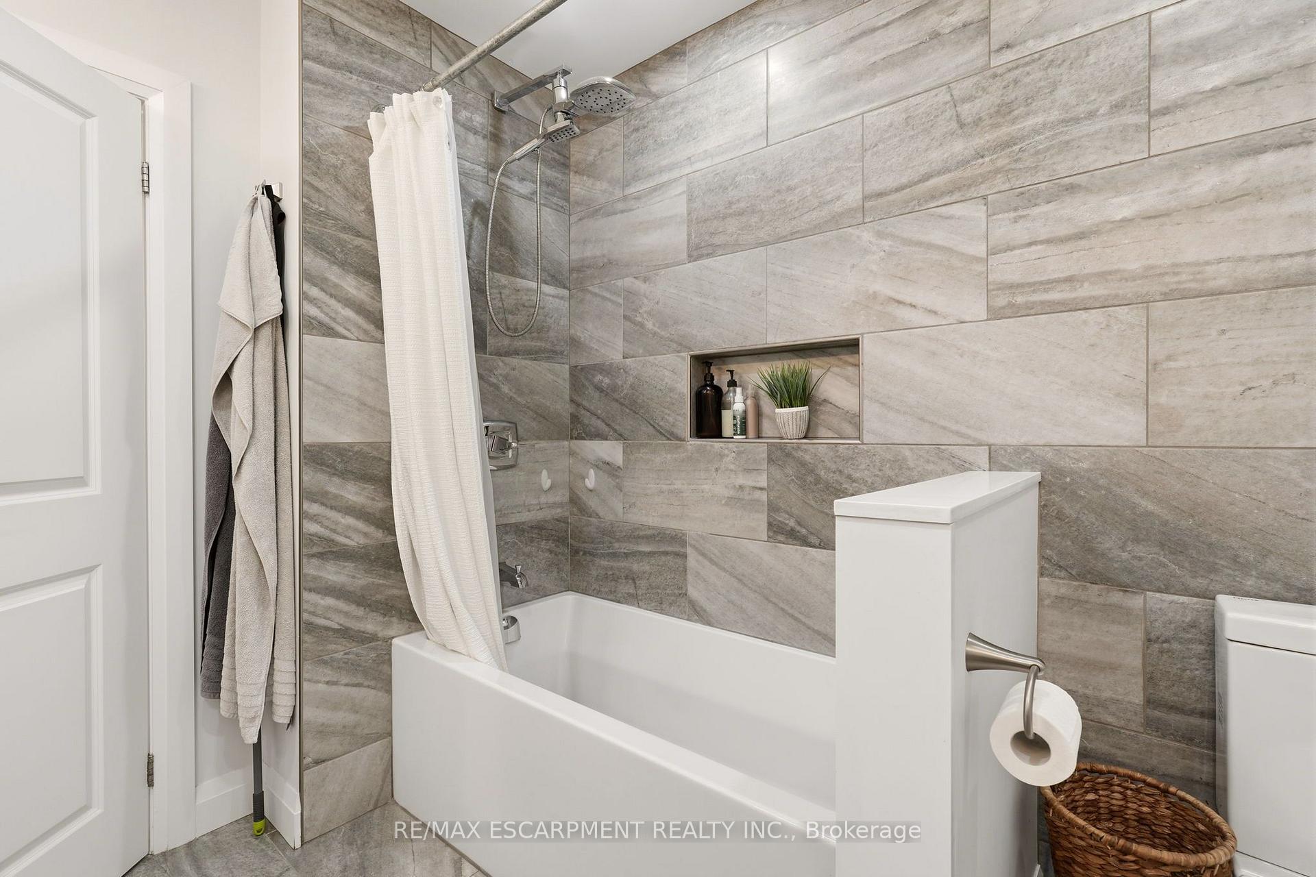 Photo 28 of 715 Drury Lane, Burlington, Brant — HOMEH