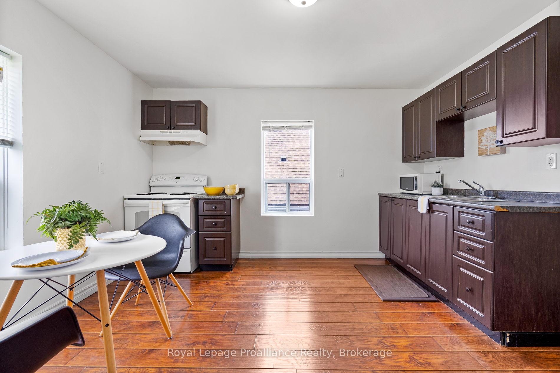 Photo 5 of Unit Upper, 5654 Desson Avenue, Niagara Falls, Clifton Hill — HOMEH