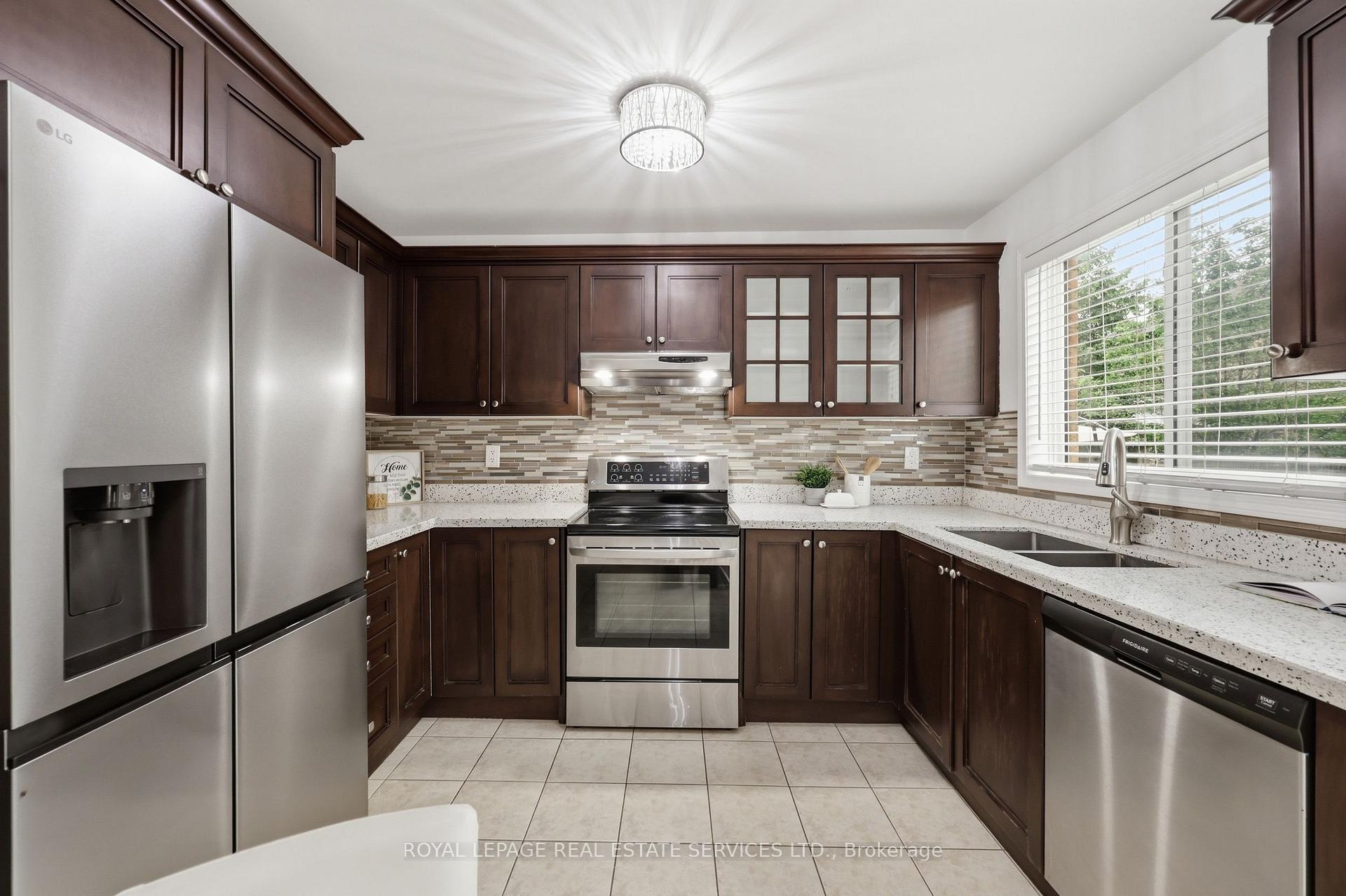 Photo 19 of 2382 Falkland Crescent, Oakville, West Oak Trails — HOMEH