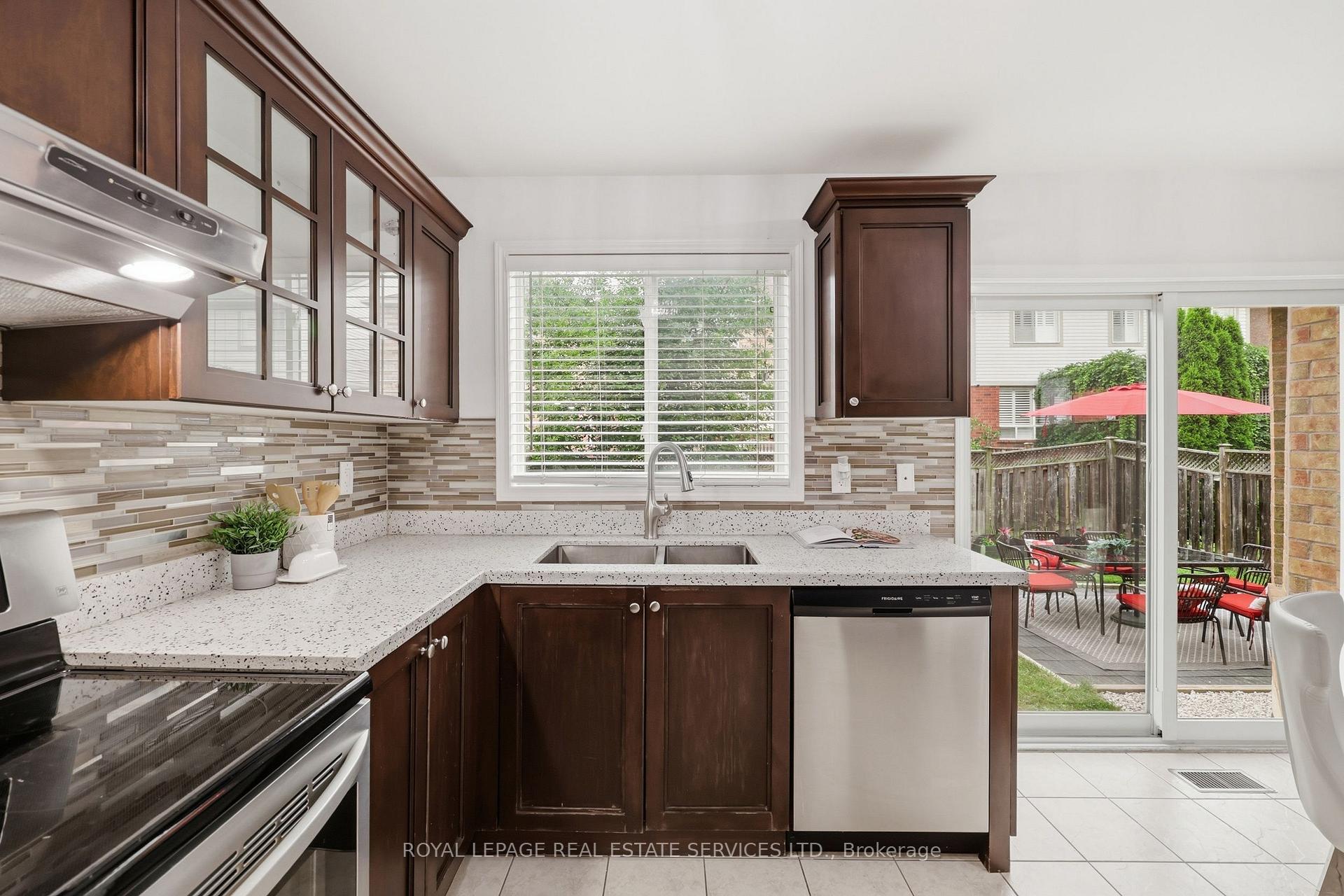 Photo 20 of 2382 Falkland Crescent, Oakville, West Oak Trails — HOMEH