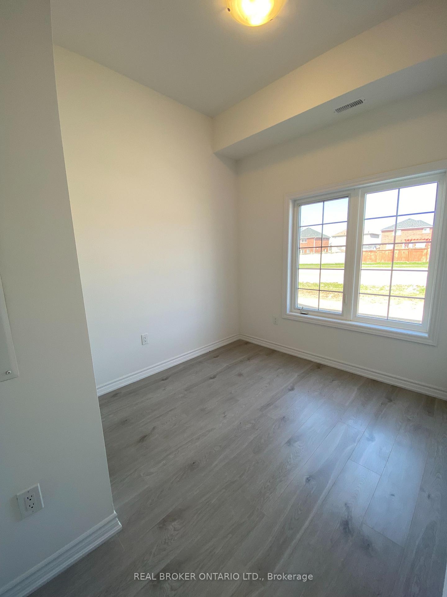 Photo 11 of 31A Pumpkin Corner Crescent, Barrie, Rural Barrie Southeast — HOMEH