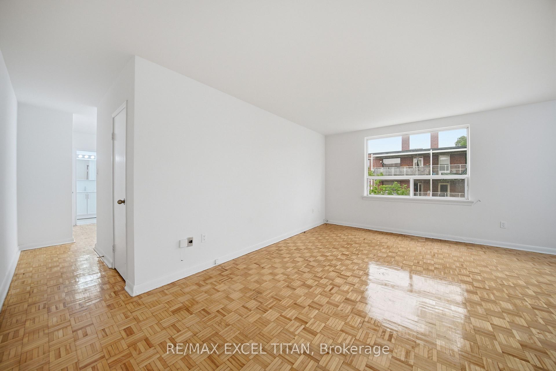 Photo 5 of Unit 305, 4 Hill Heights Road, Etobicoke, Stonegate-Queensway — HOMEH