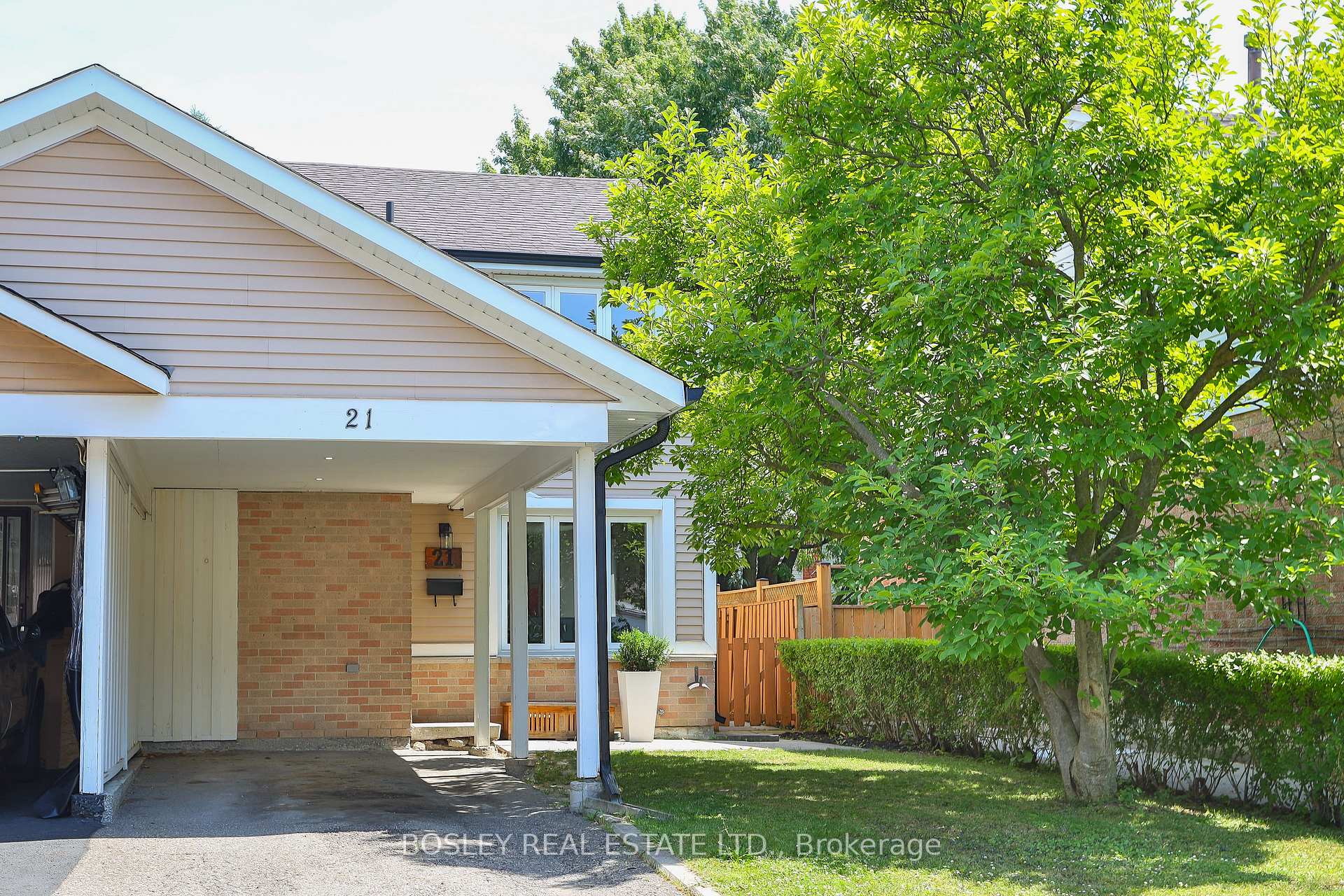 Photo 1 of 21 Courtleigh Square, Brampton, Heart Lake East — HOMEH