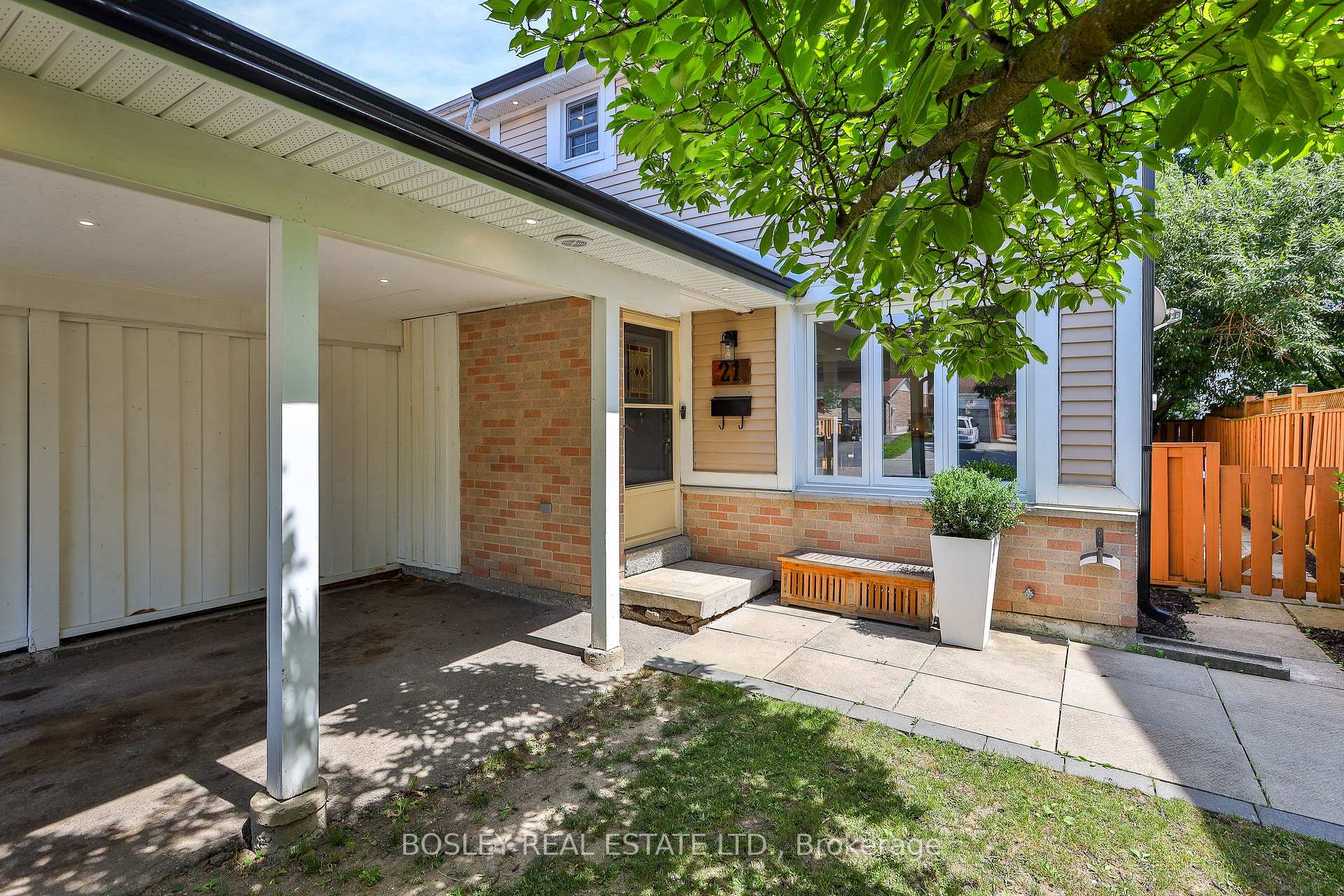 Photo 2 of 21 Courtleigh Square, Brampton, Heart Lake East — HOMEH