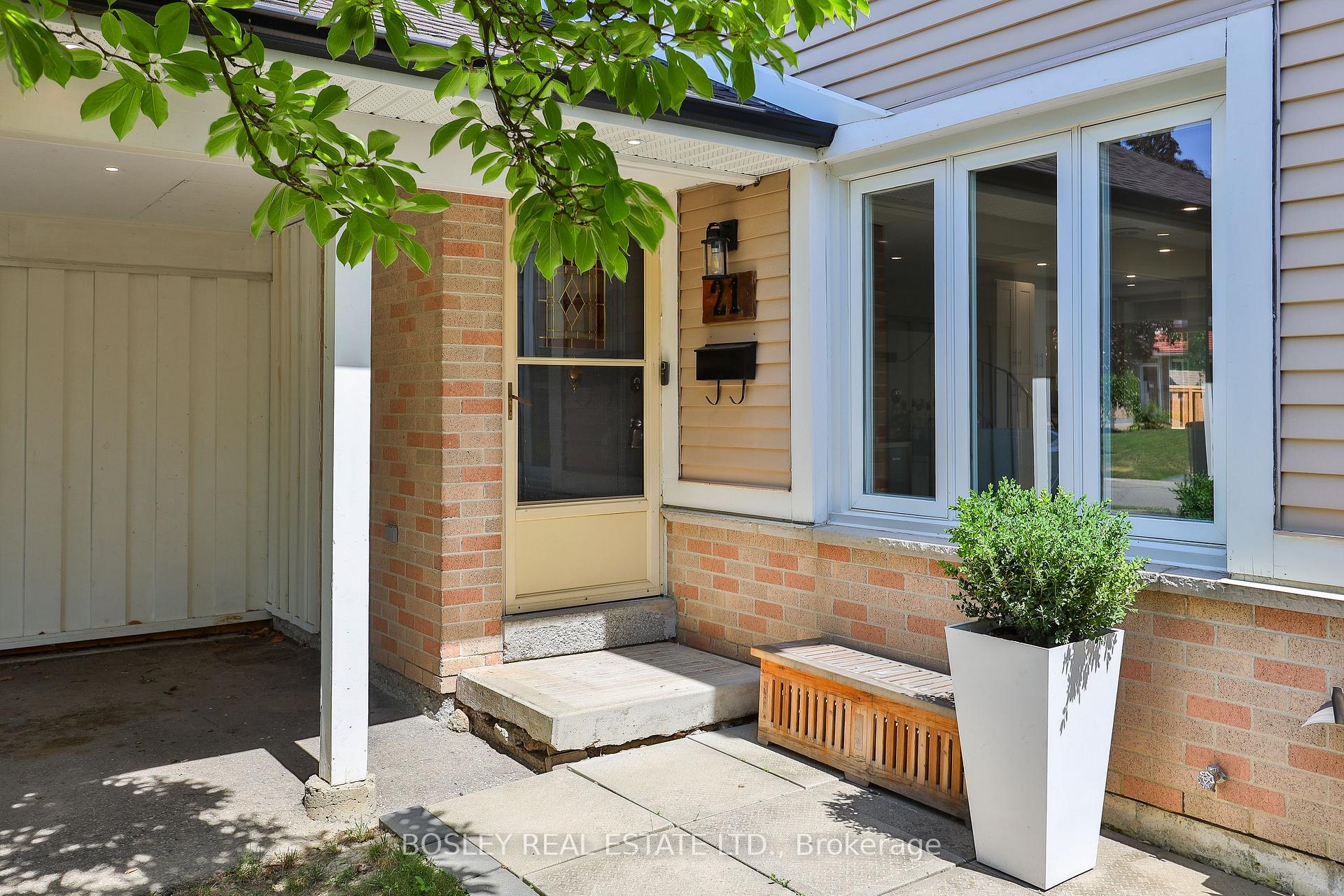 Photo 3 of 21 Courtleigh Square, Brampton, Heart Lake East — HOMEH