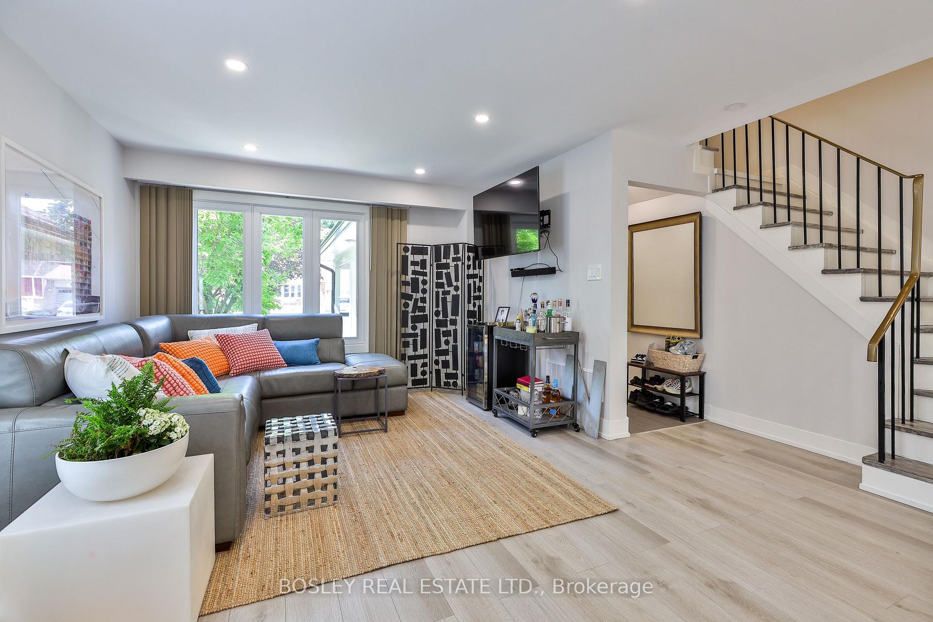 Photo 4 of 21 Courtleigh Square, Brampton, Heart Lake East — HOMEH