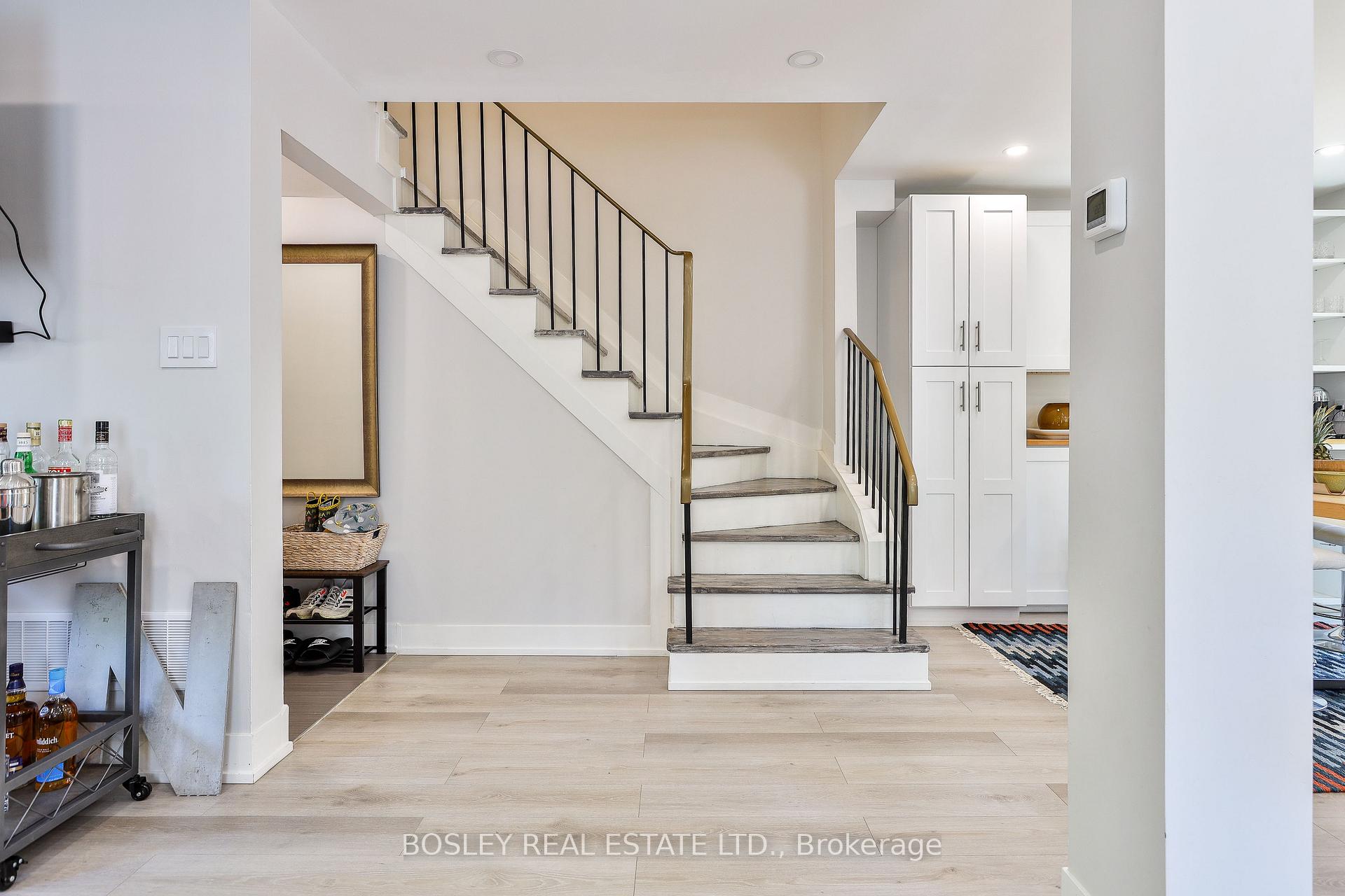 Photo 15 of 21 Courtleigh Square, Brampton, Heart Lake East — HOMEH