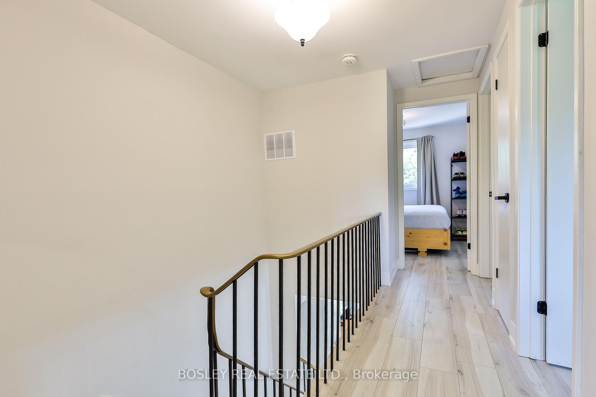 Photo 16 of 21 Courtleigh Square, Brampton, Heart Lake East — HOMEH
