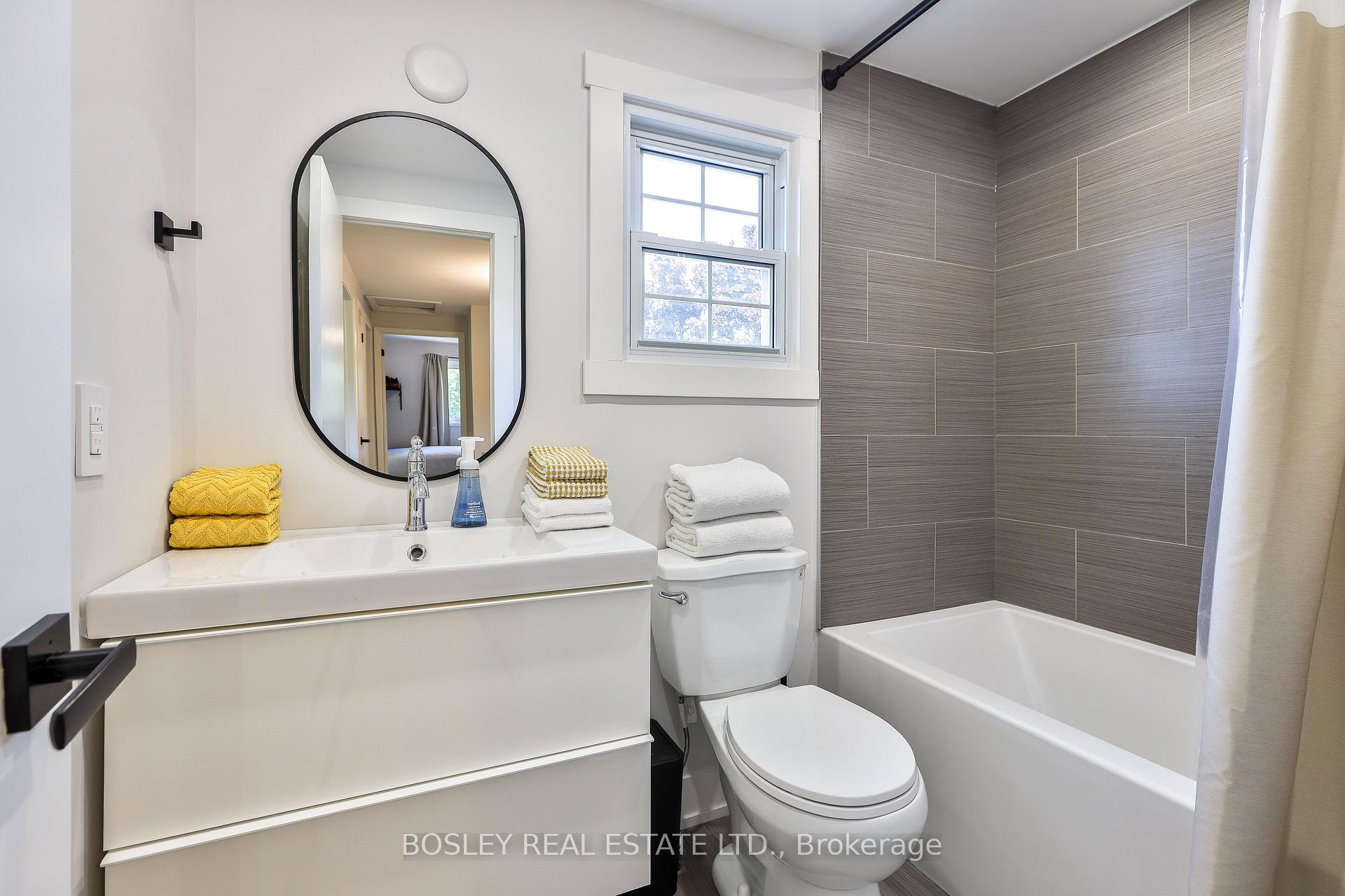 Photo 23 of 21 Courtleigh Square, Brampton, Heart Lake East — HOMEH