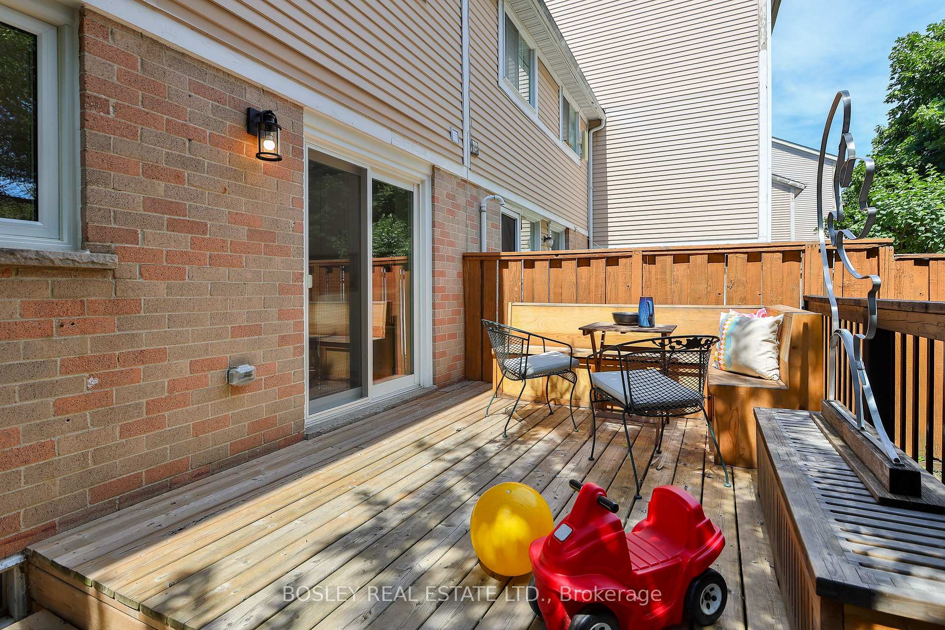 Photo 32 of 21 Courtleigh Square, Brampton, Heart Lake East — HOMEH