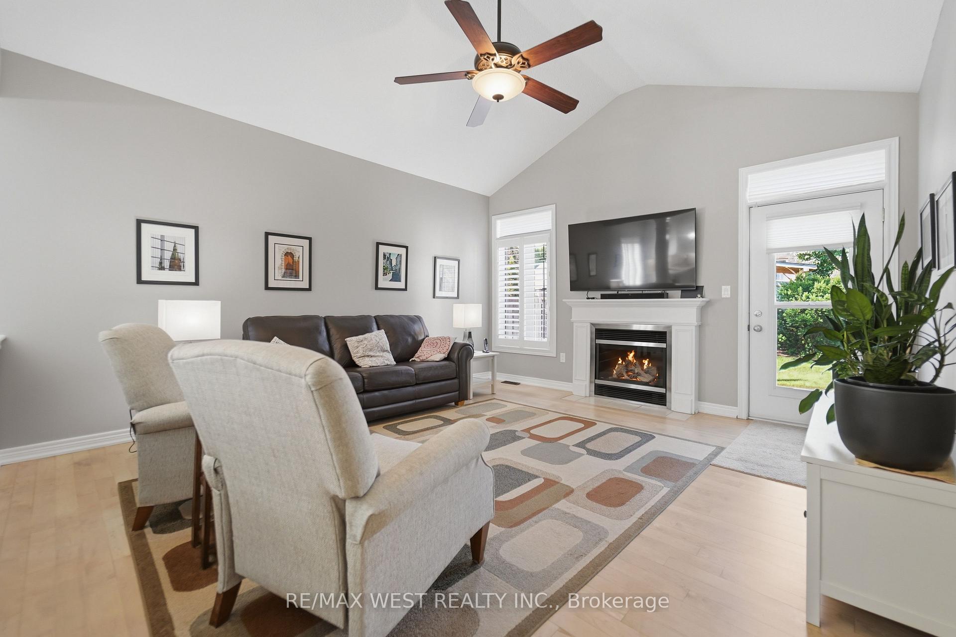 Photo 2 of 184 Tanners Drive, Halton Hills, Acton — HOMEH