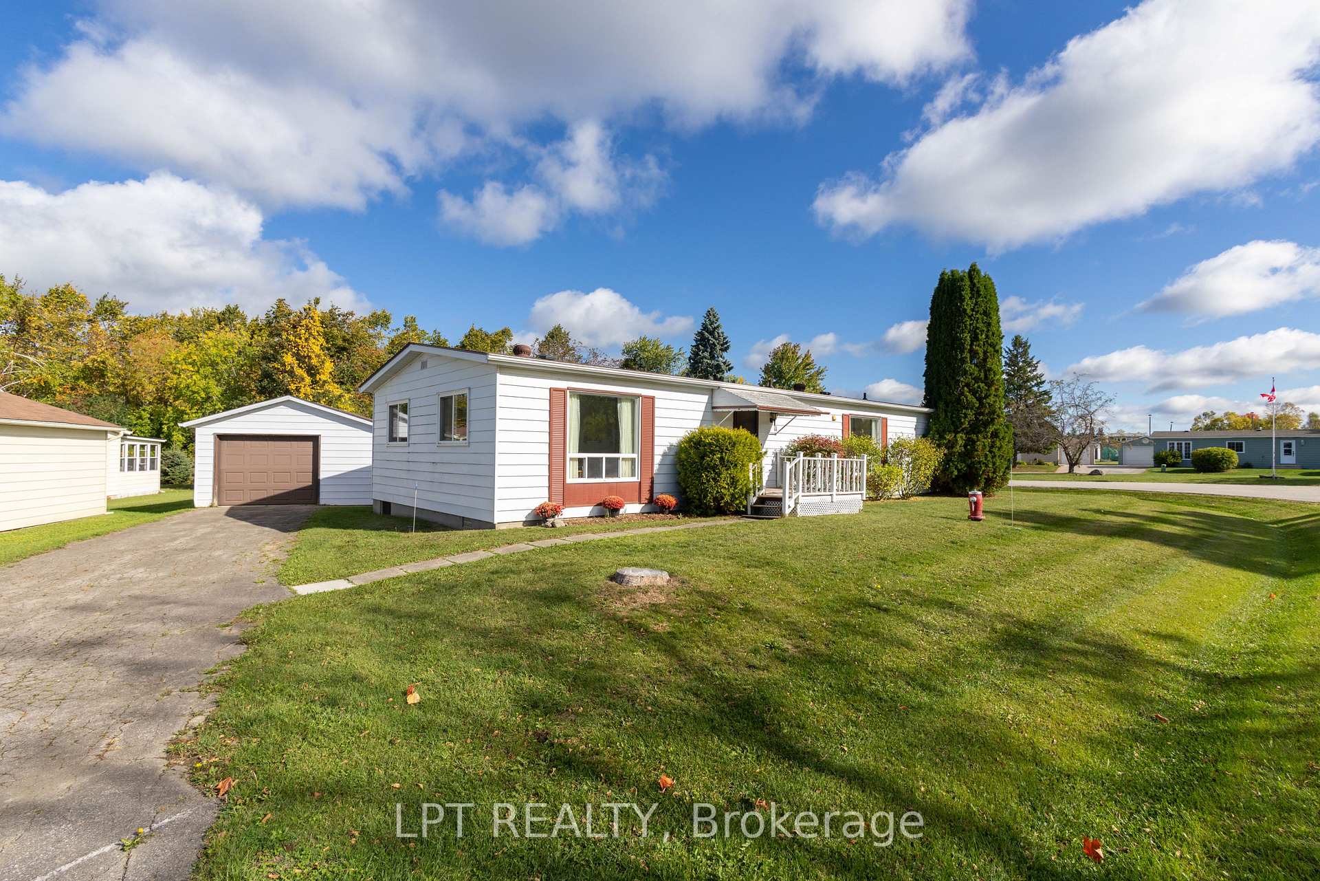Photo 1 of 11 Geneva Court, Georgina, Sutton & Jackson's Point — HOMEH