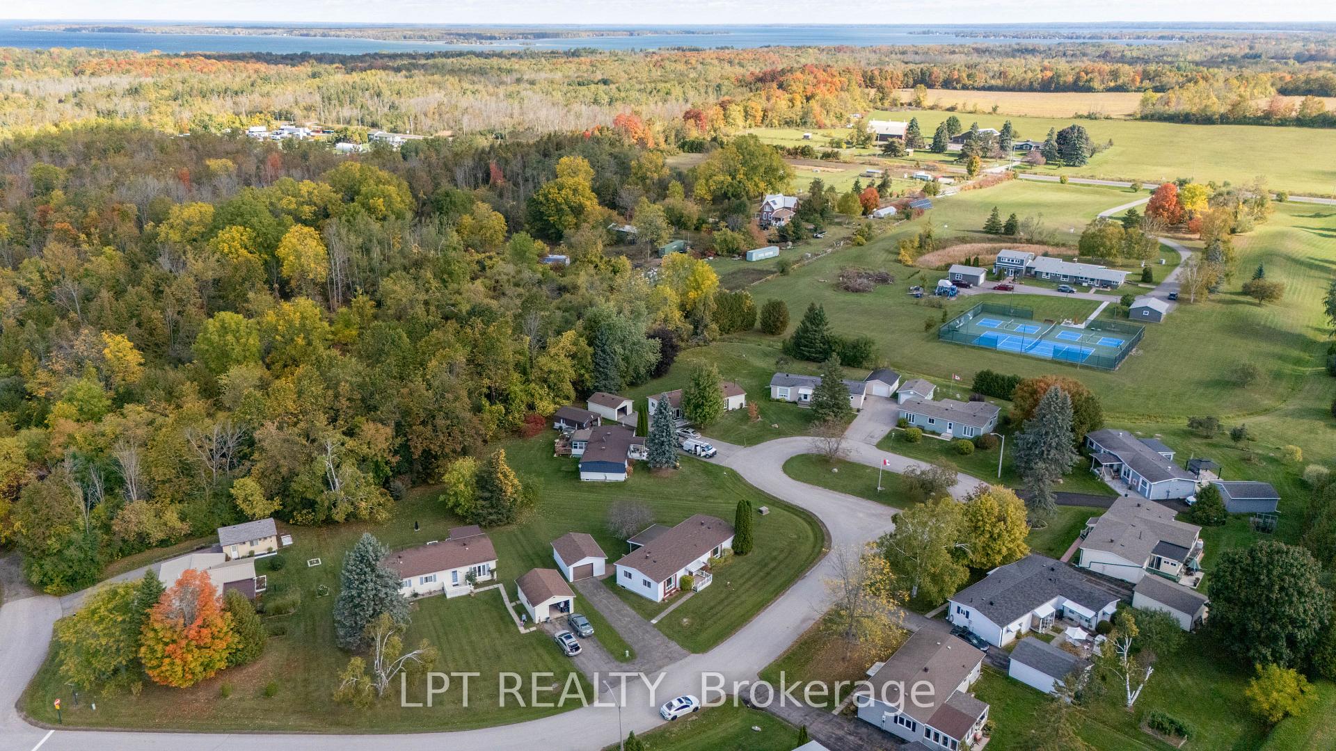 Photo 3 of 11 Geneva Court, Georgina, Sutton & Jackson's Point — HOMEH