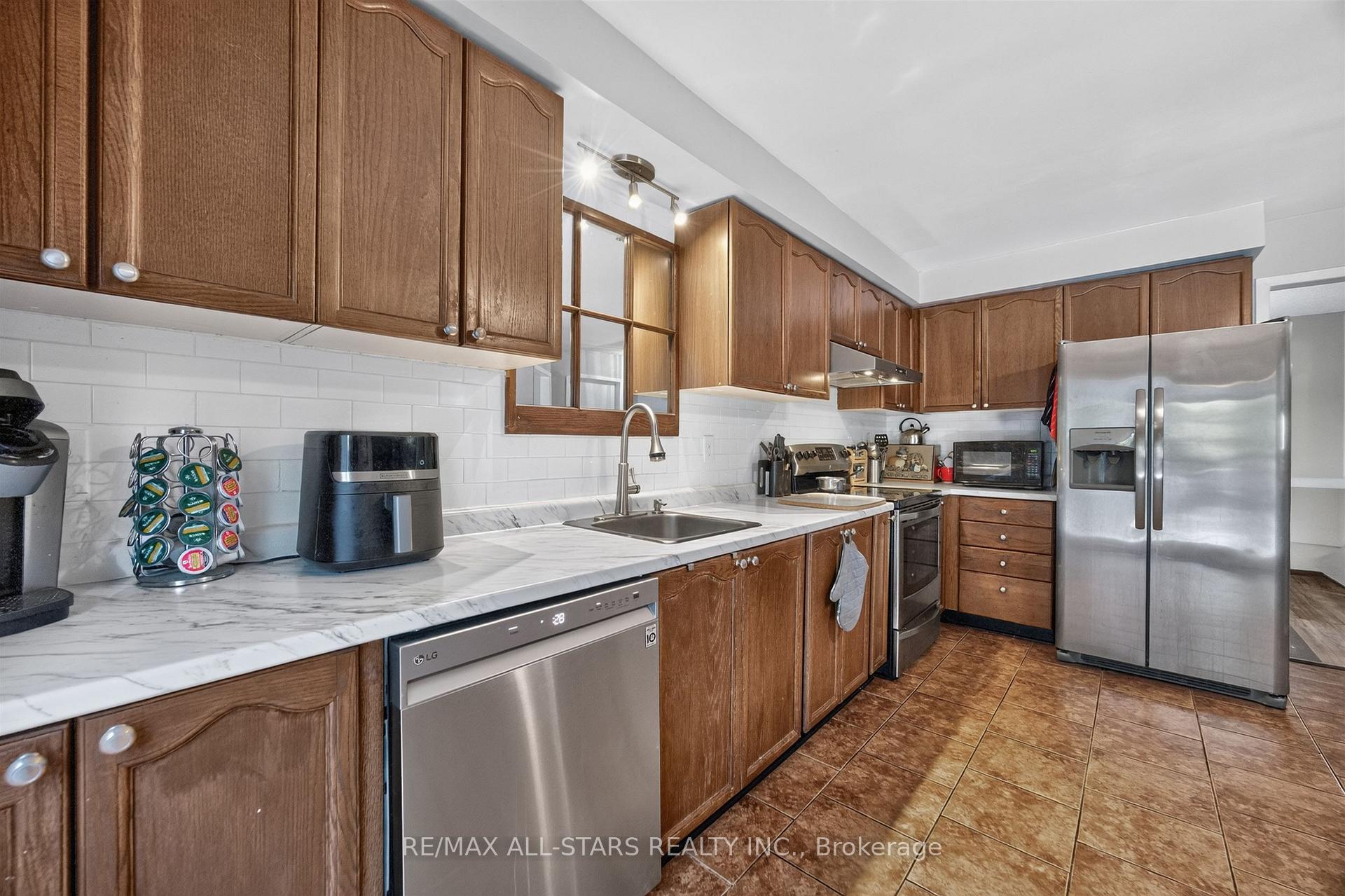 Photo 12 of 68 Patterson Crescent, Ajax, Central — HOMEH