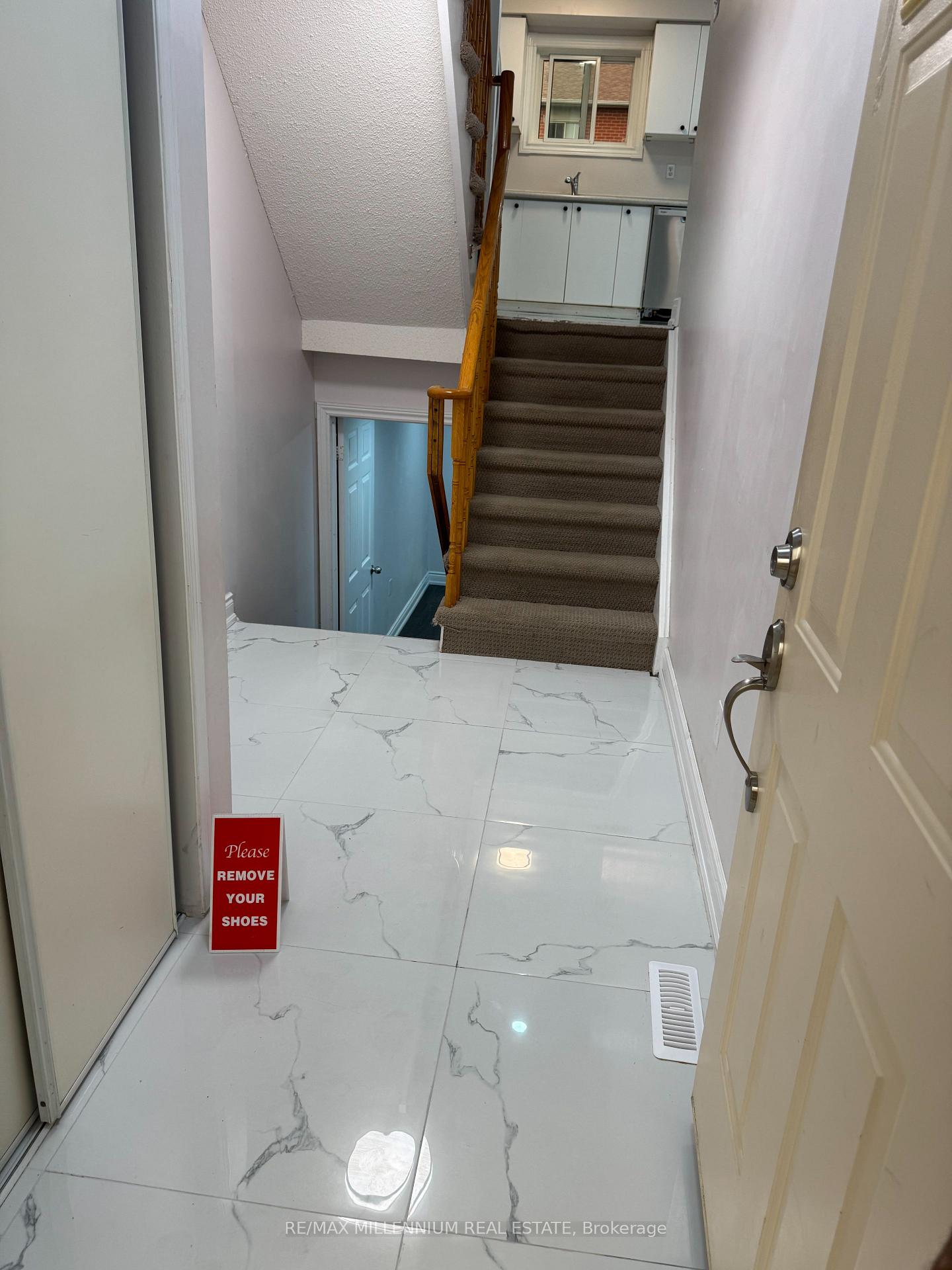 Photo 3 of 229 Kelso Crescent, Vaughan, Maple — HOMEH
