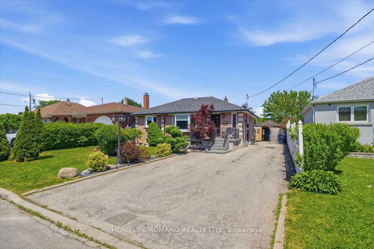 Photo 3 of 5 Cuffley Crescent S, North York, Downsview-Roding-CFB — HOMEH