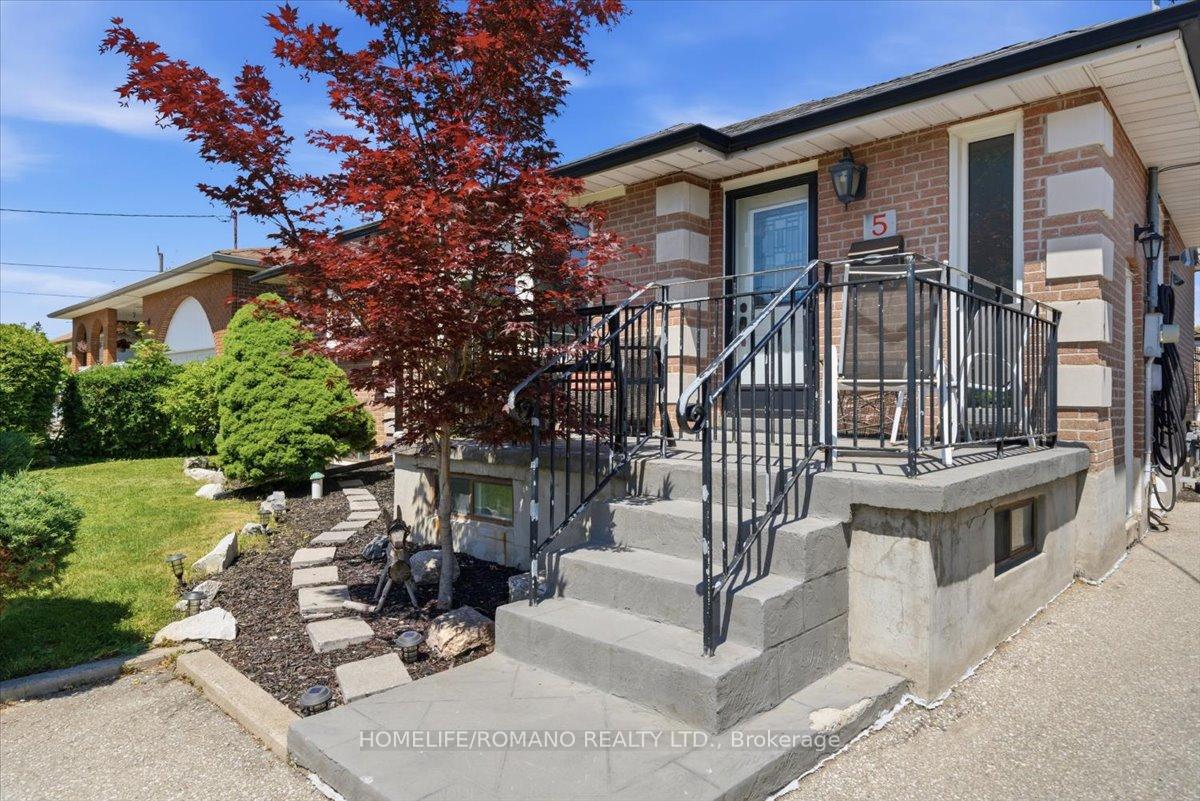 Photo 4 of 5 Cuffley Crescent S, North York, Downsview-Roding-CFB — HOMEH